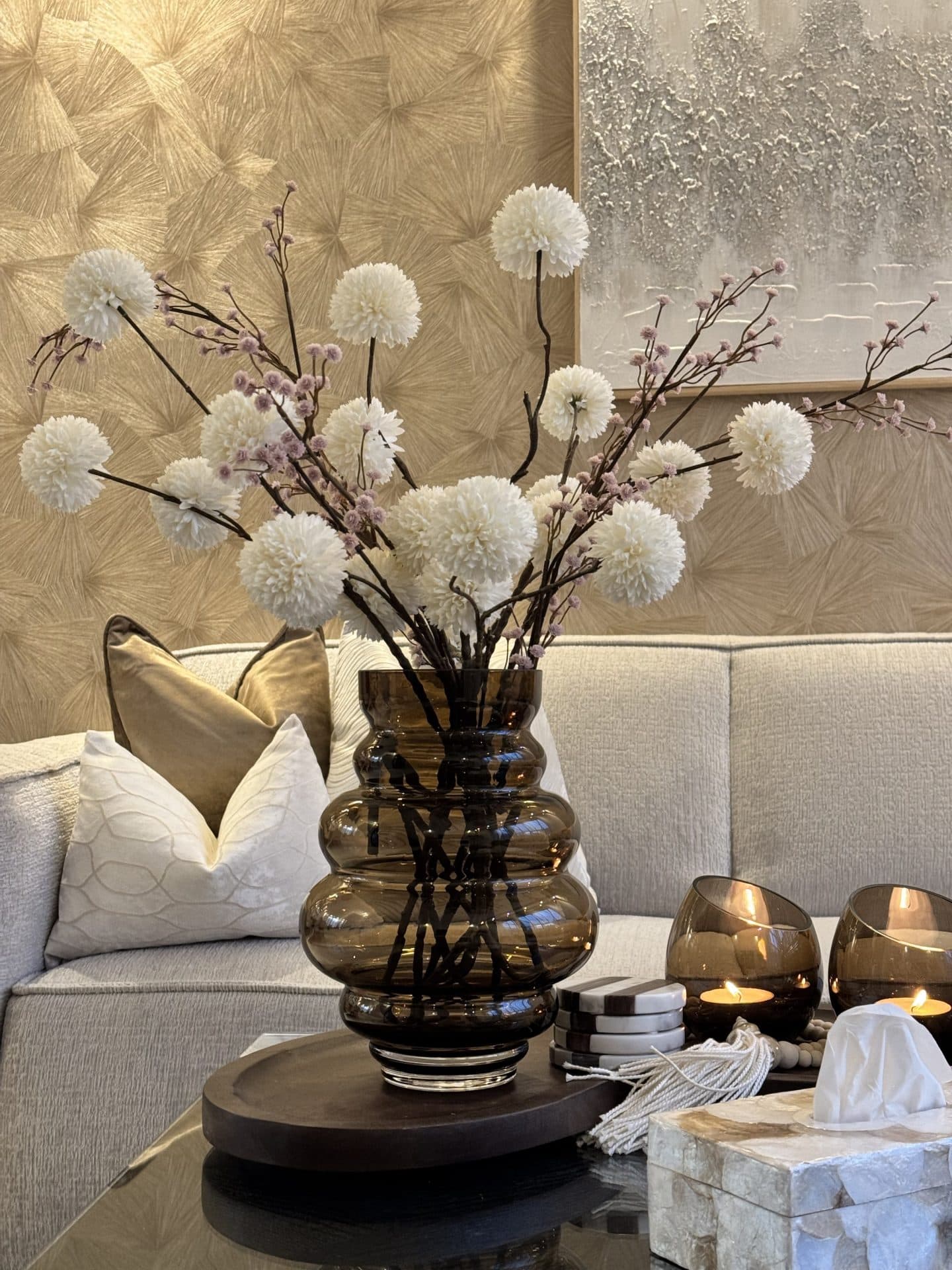 Vaas brown glass met zijdebloemen arrangement 72 cm hoog