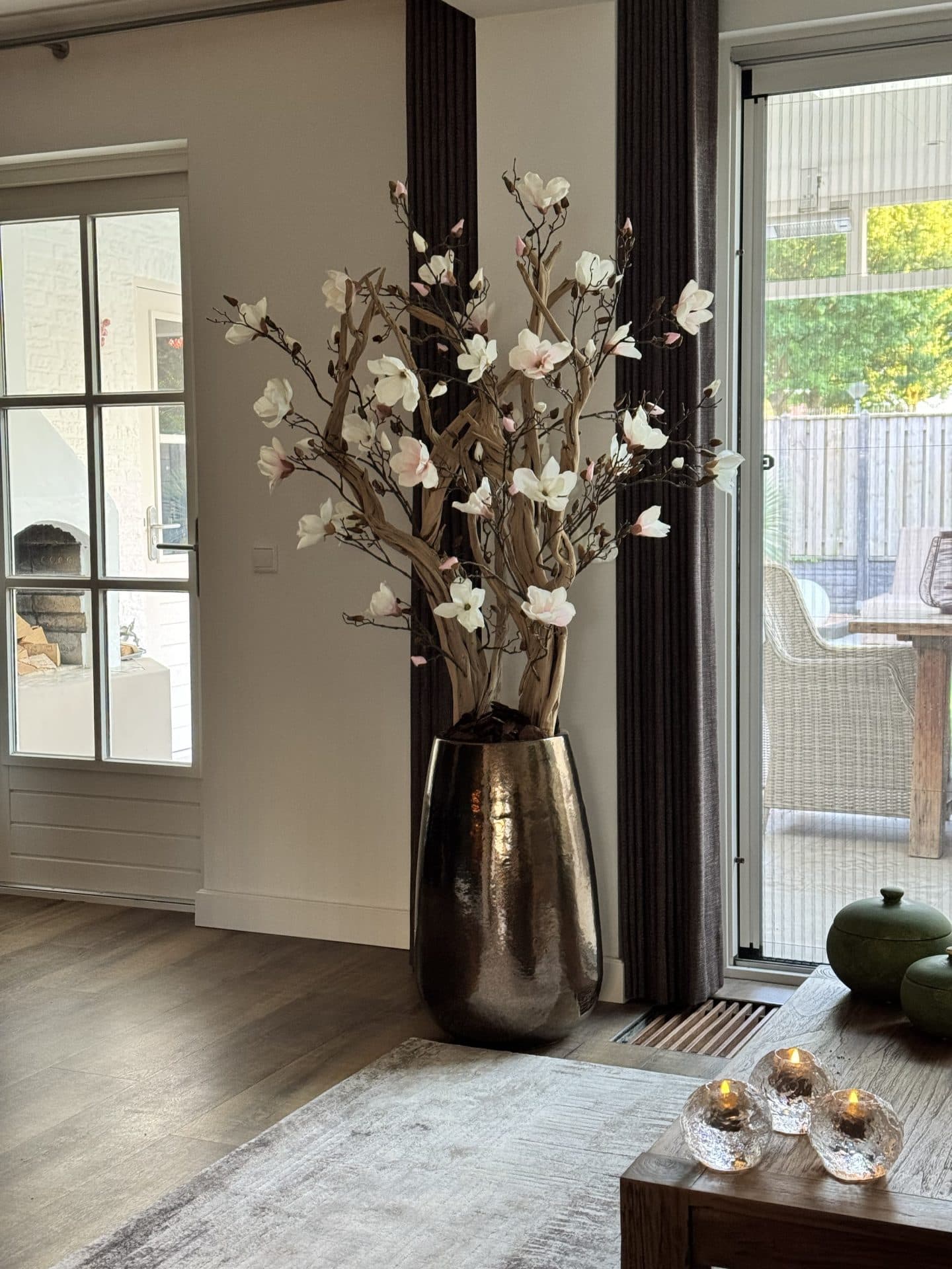 Ghostwood opmaak 2 takken 150 cm met zijden magnolia bloemen