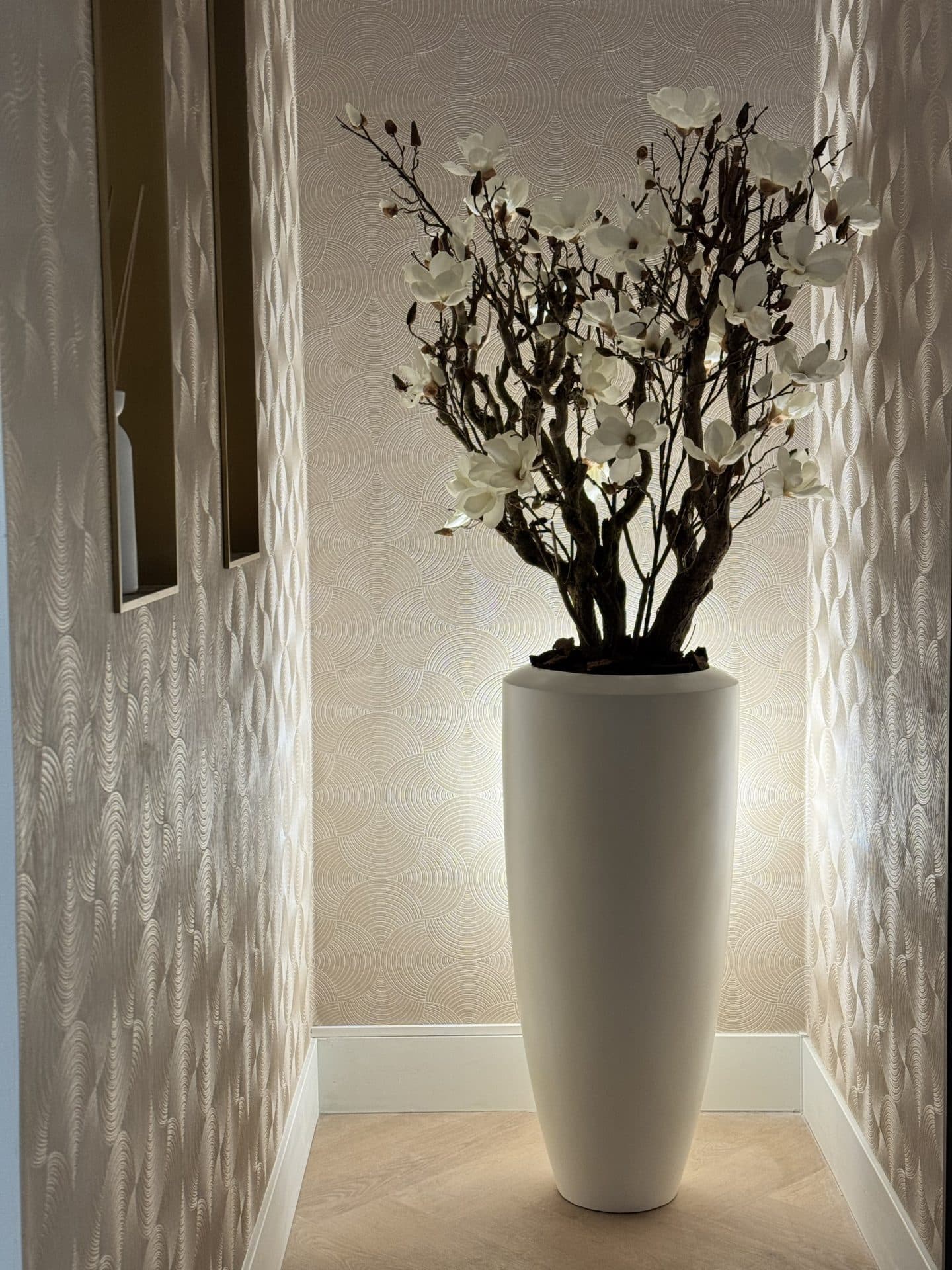 Vaas off-white mat met magnolia arrangement crème 180 cm