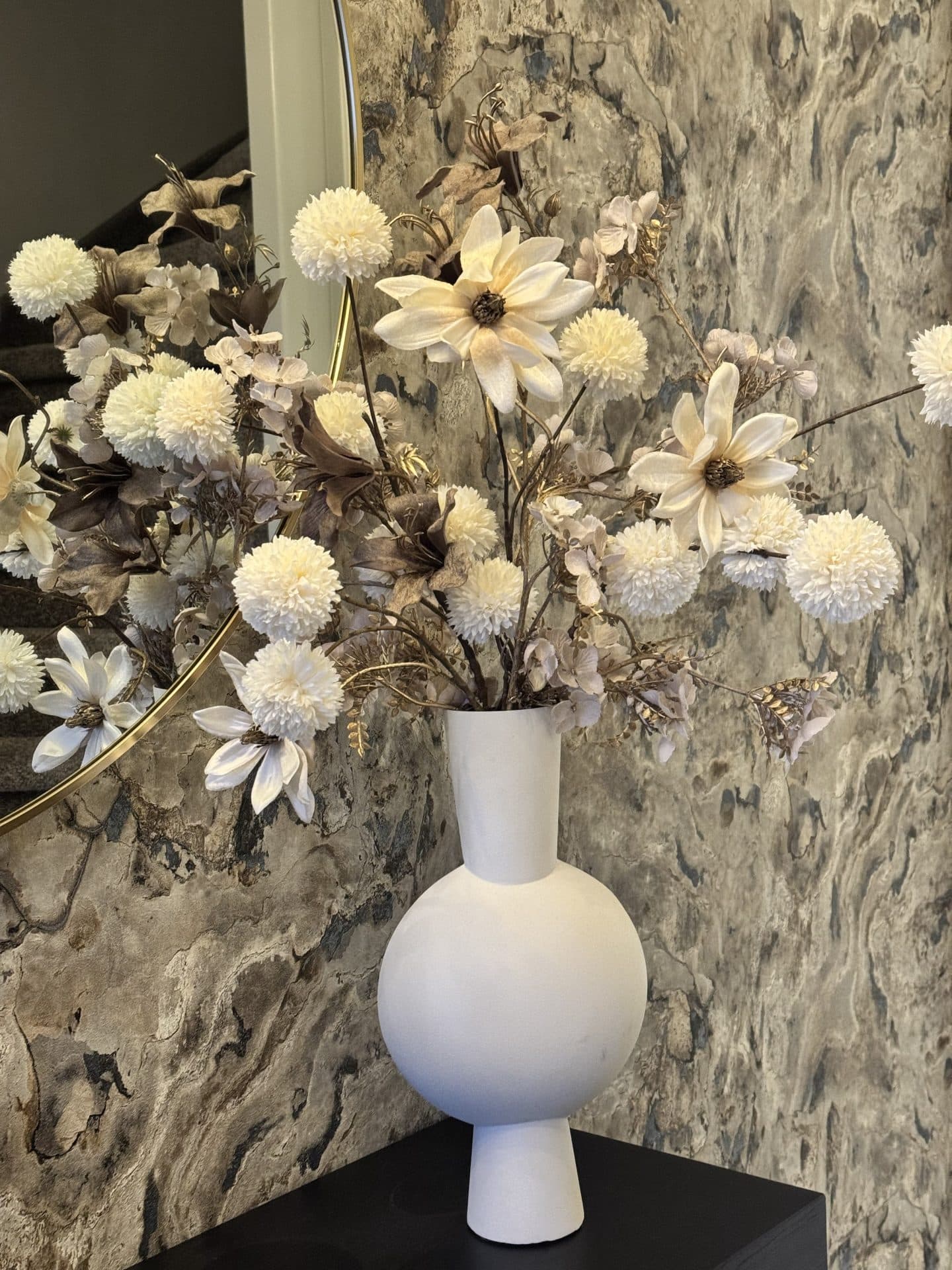 Vaas fles ivory opgemaakt met zijdebloemen, 87 cm hoog