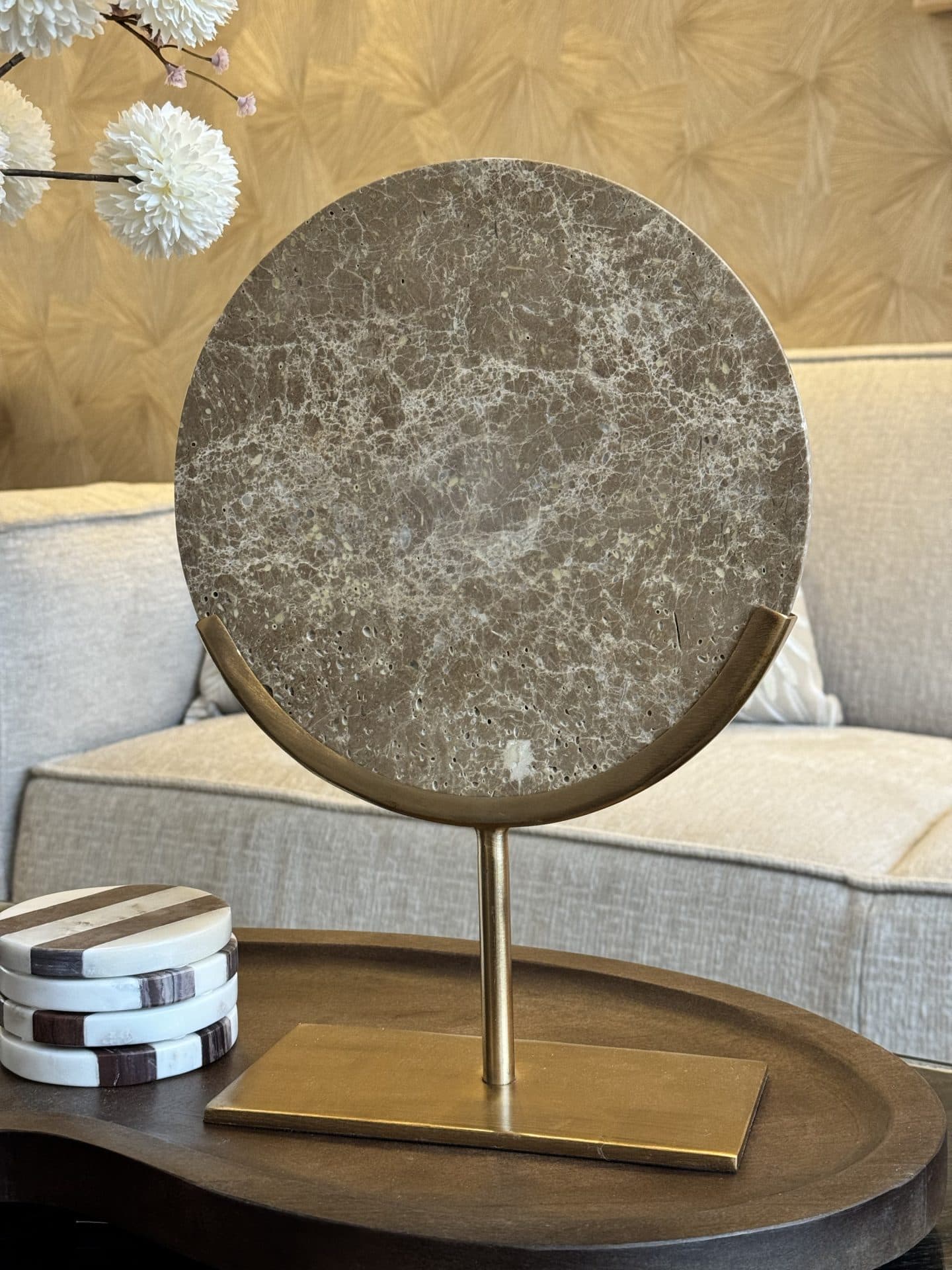 Ornament marmer bruin op geborsteld gouden voet 25x10x36,5 cm