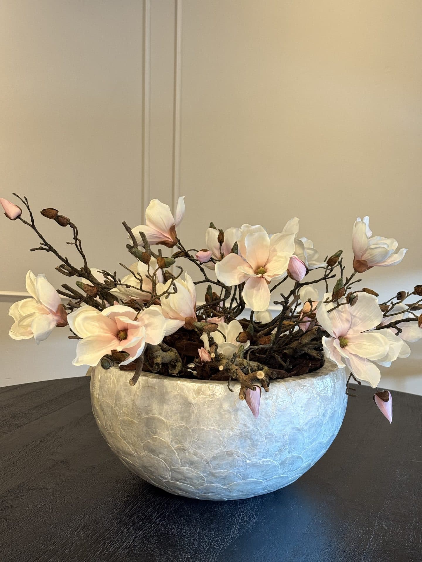 Capiz vaas parelmoer opgemaakt met zijde magnolia's oud roze