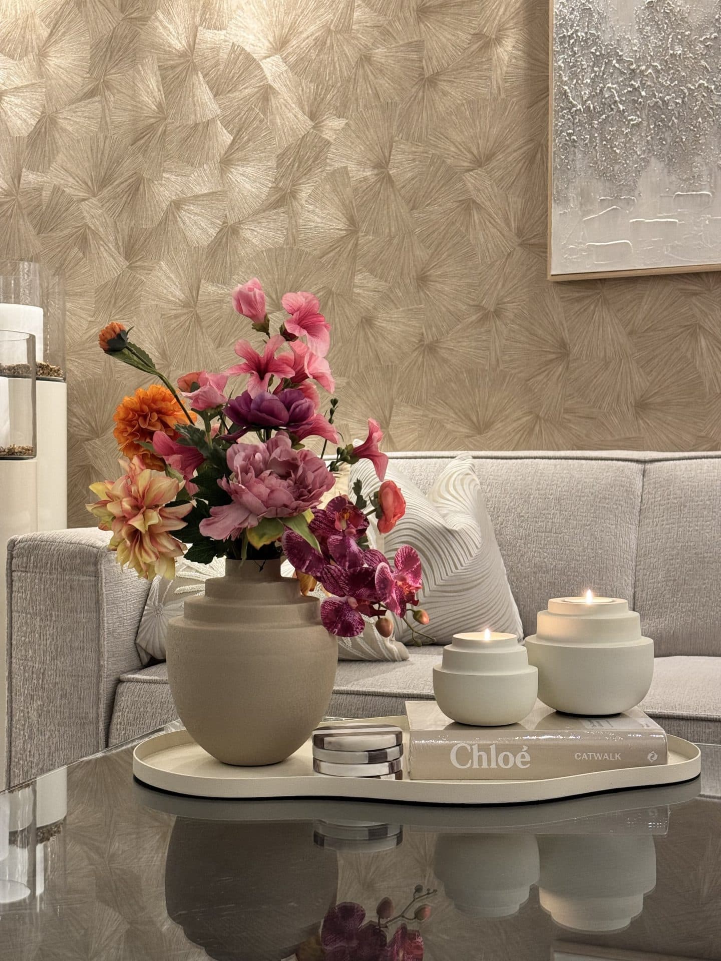 Vaasje taupe S opgemaakt met zijdebloemen arrangement (58 cm)