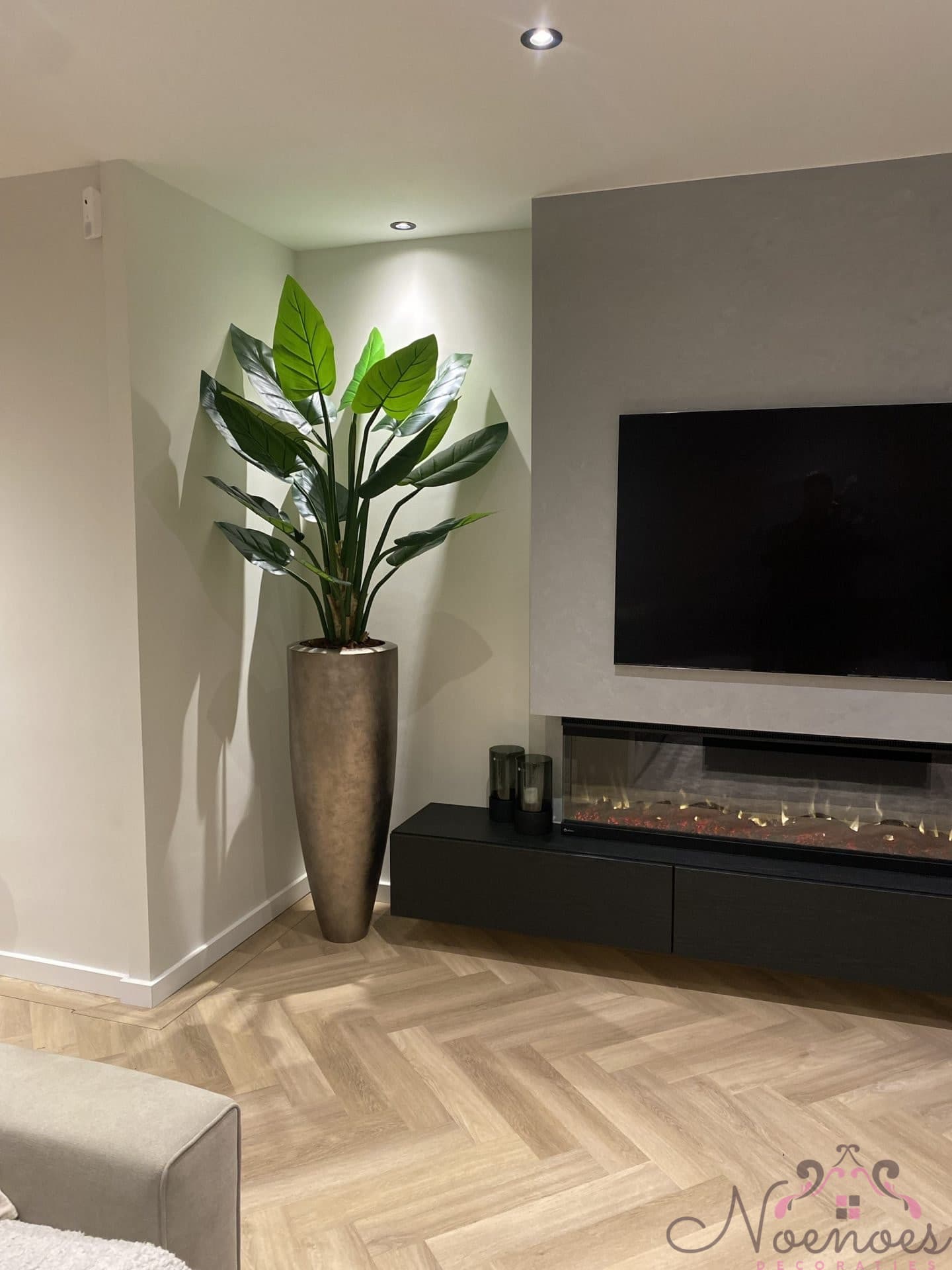 Vaas bladzilver champagne 40x110 cm opgemaakt met kunstplant 220 cm