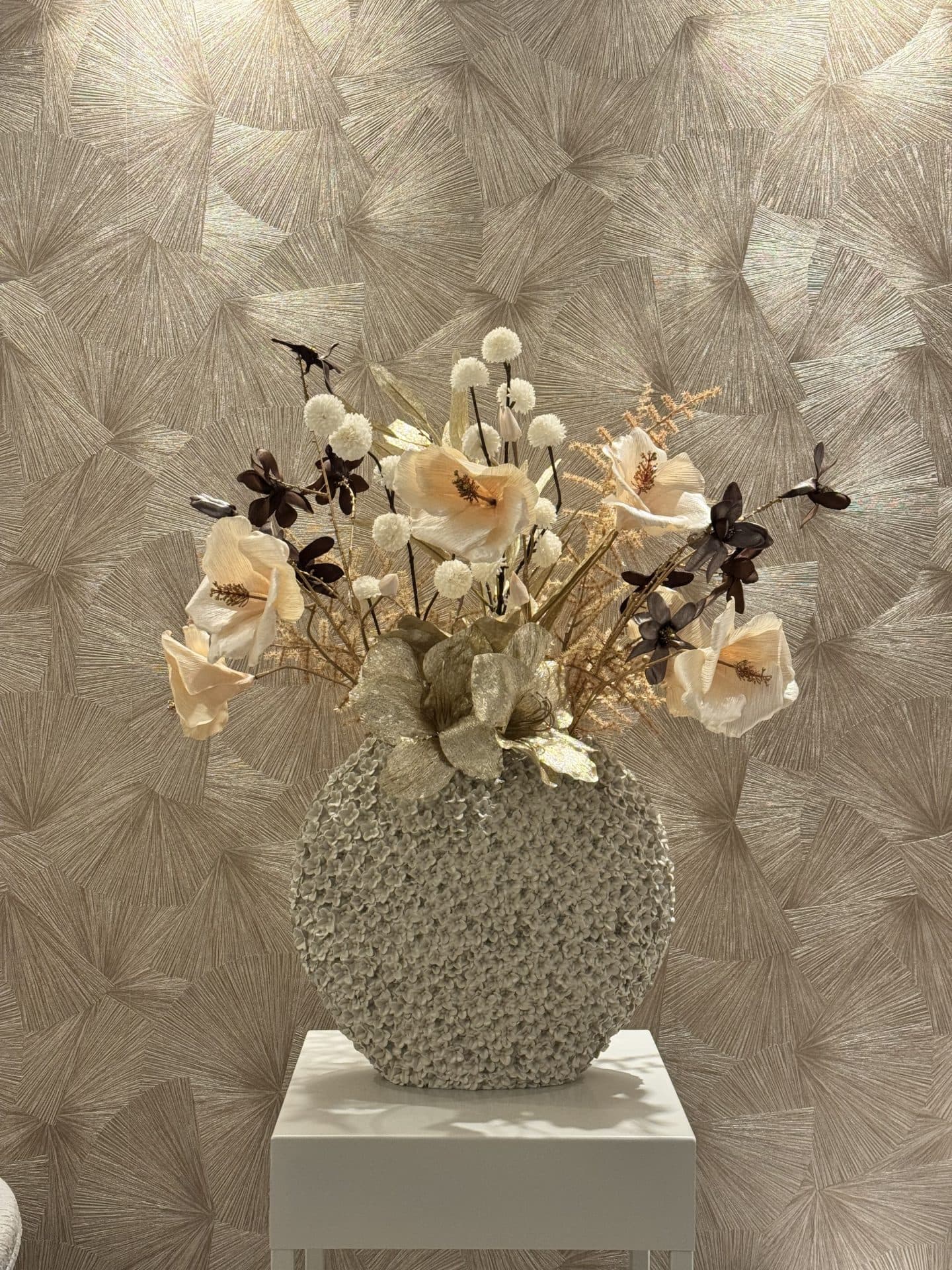 Flowevaas ivory opgemaakt met zijdebloemen, 76 cm hoog