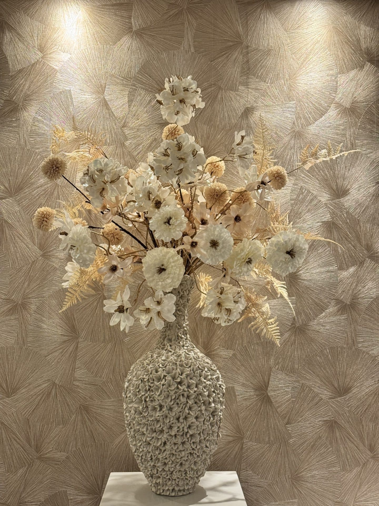 Flowervaas ivory opgemaakt met zijdebloemen XL 112 cm
