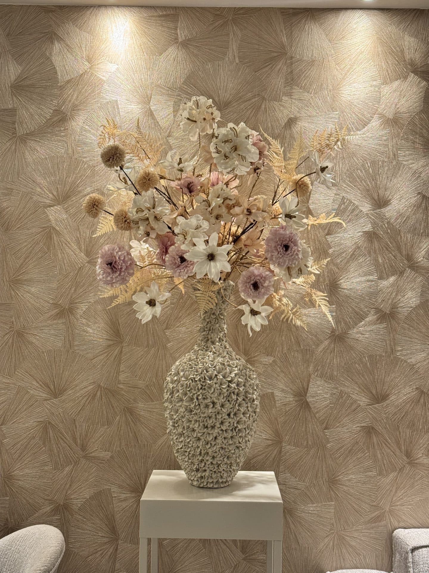 Flowervaas ivory opgemaakt met zijdebloemen zachtroze XL