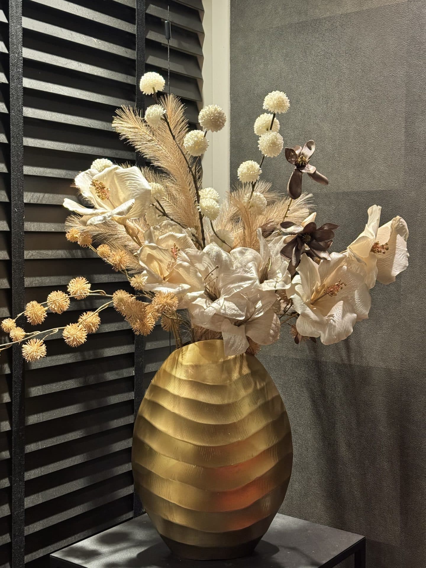 Ribbelvaas goud opgemaakt met zijdebloemen arrangement 78 cm