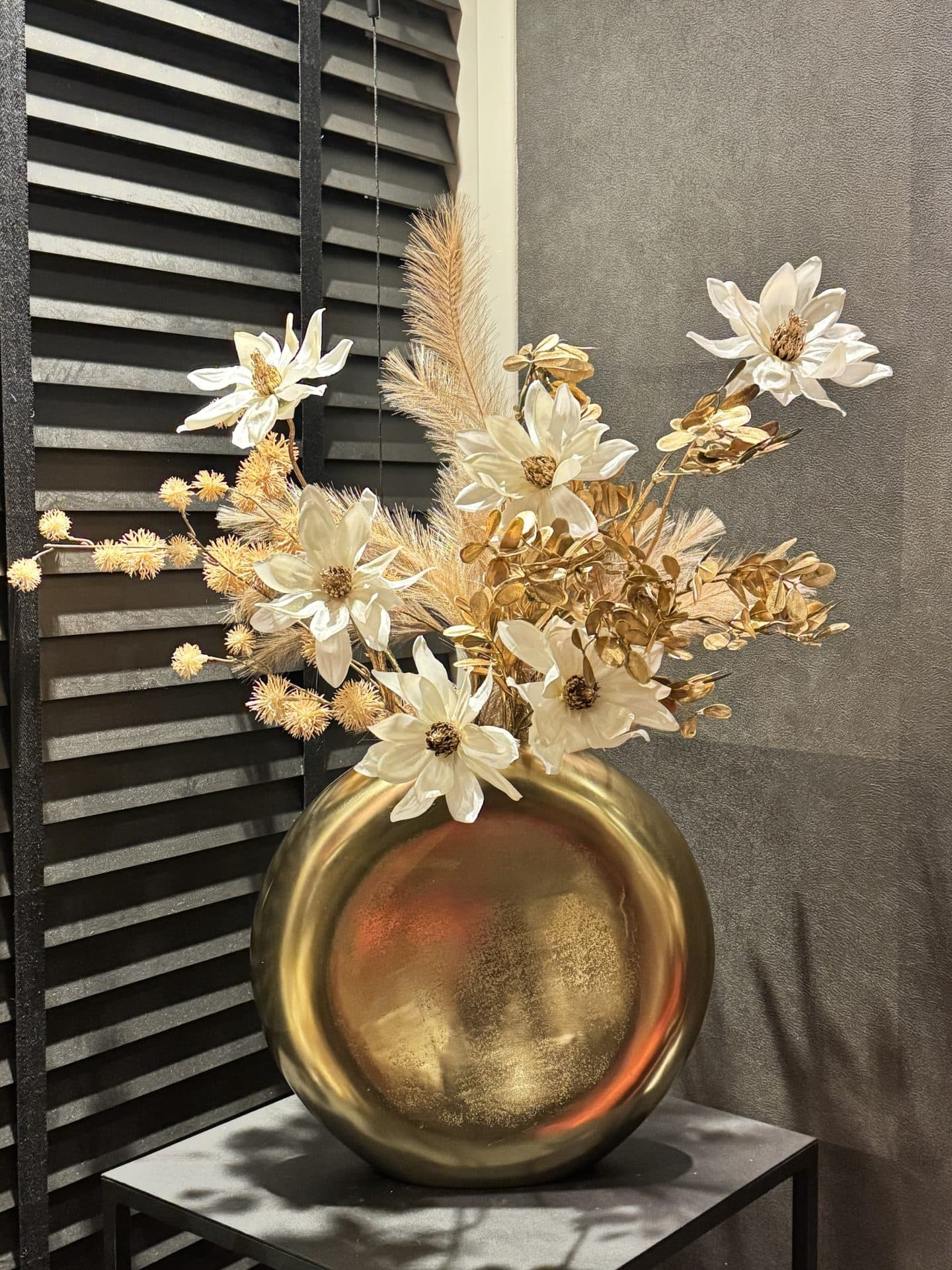 Vaas rond goud met zijdebloemen arrangement 69 cm hoog