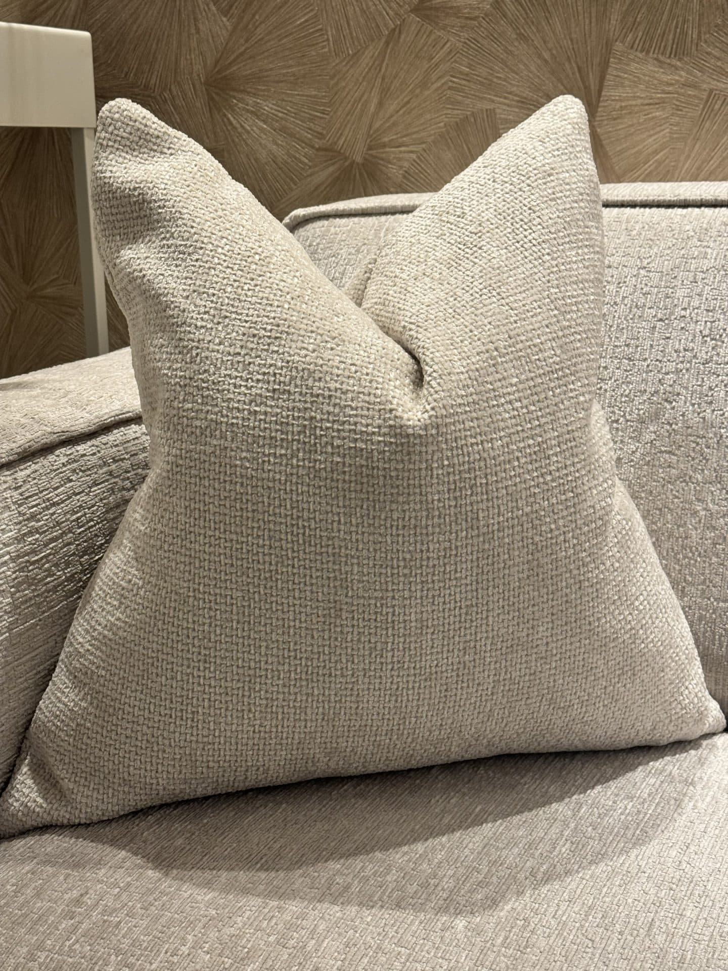 Sierkussen Pearl off-white 60x60 cm met donsvulling