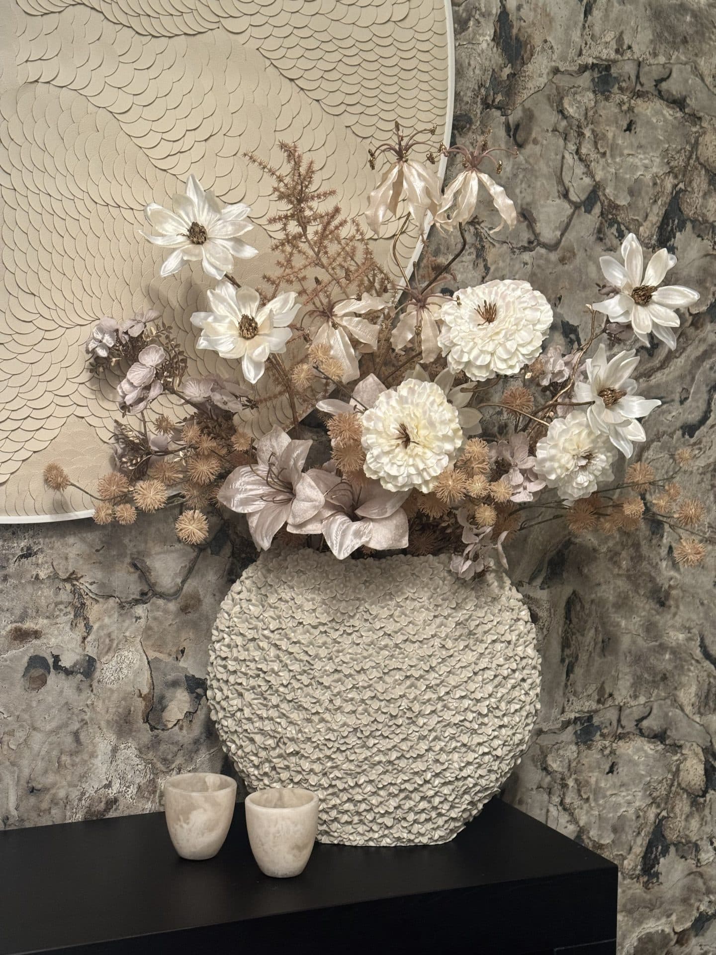 Flowervaas ivory ovaal opgemaakt met zijdebloemen 81 cm