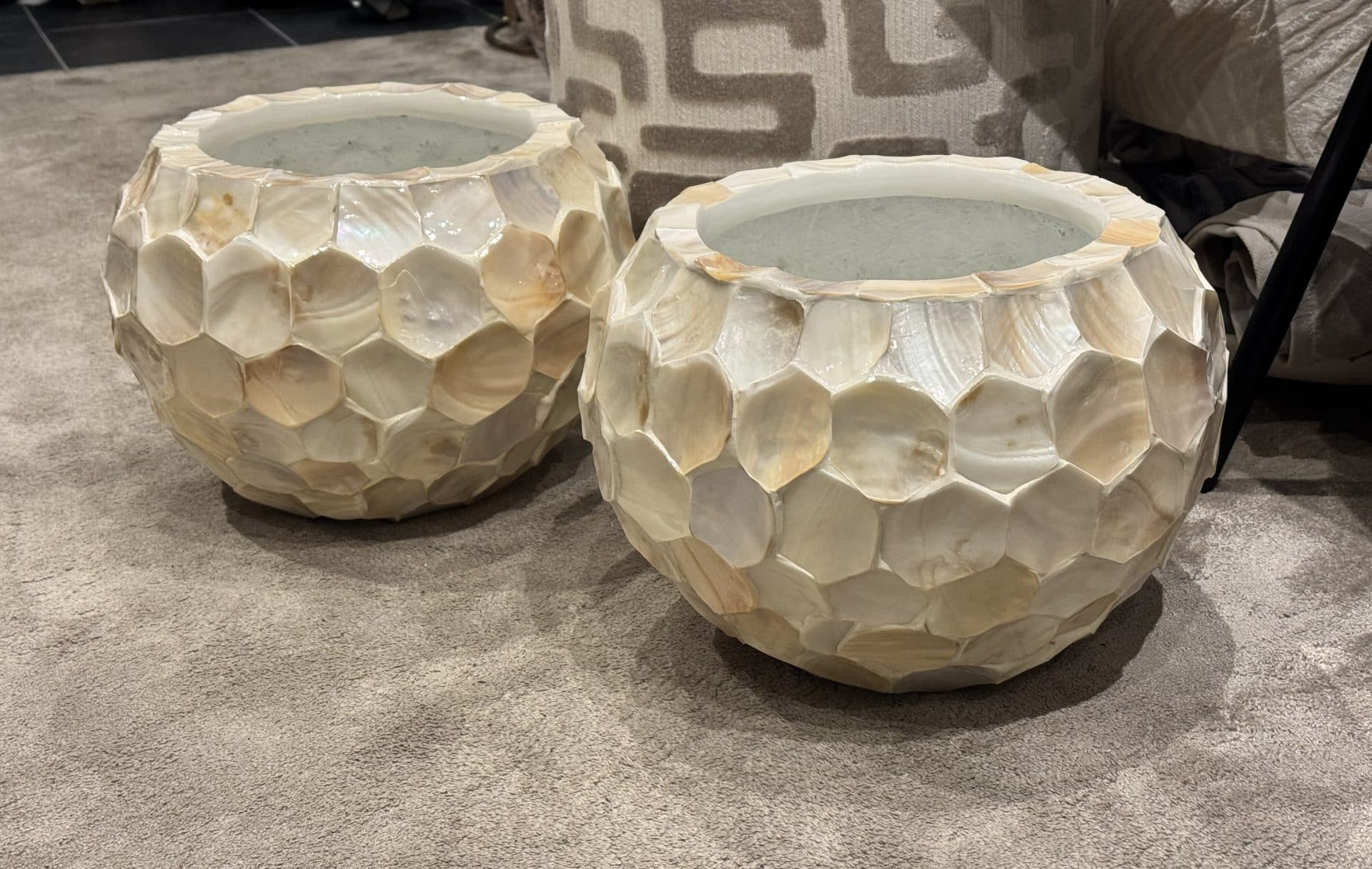 Schelpenvaas bowl crème met mother of pearl, 34 cm diameter, set van 2