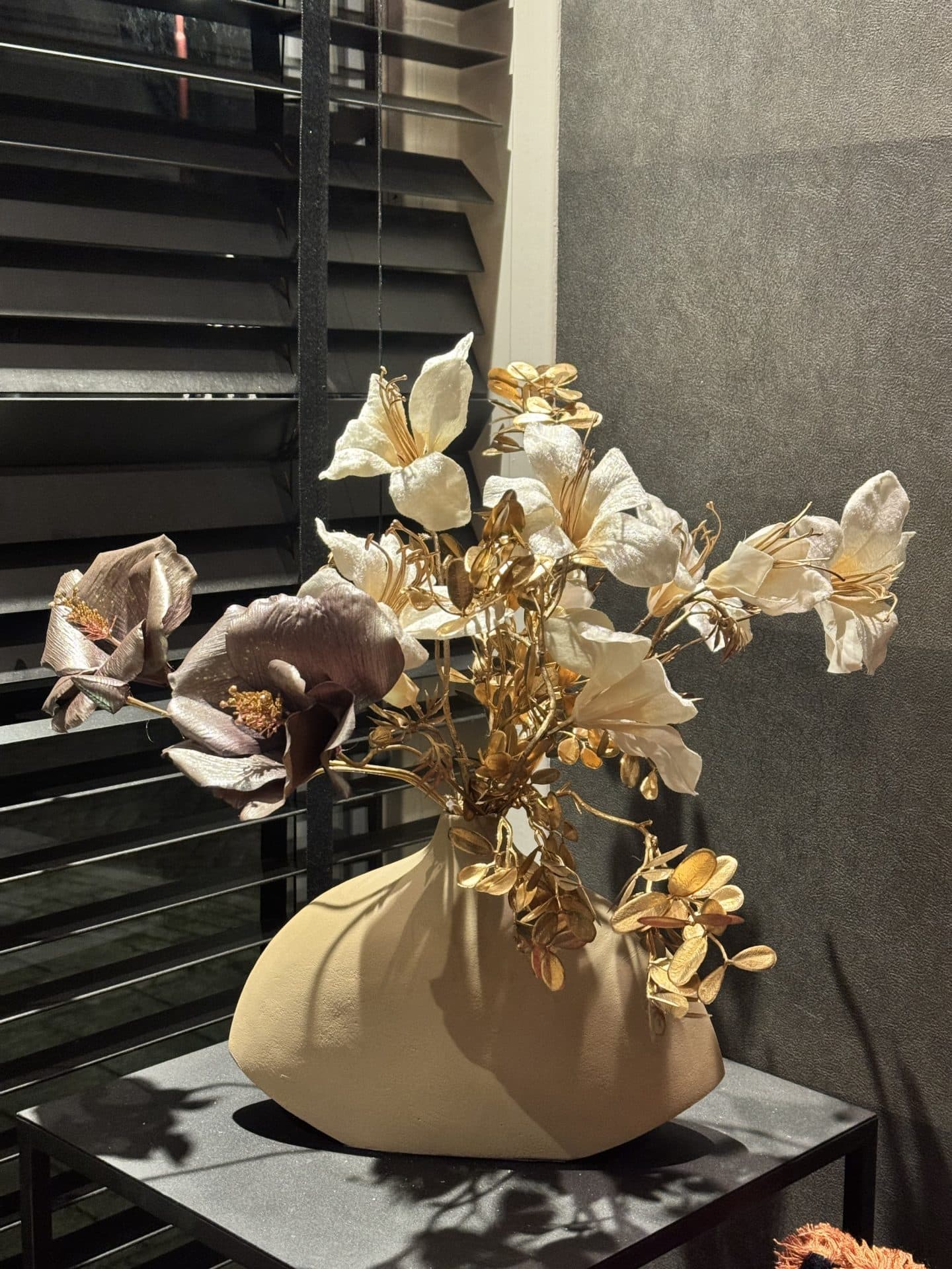 Vaas ovaal taupe met zijdebloemen arrangement 56 cm