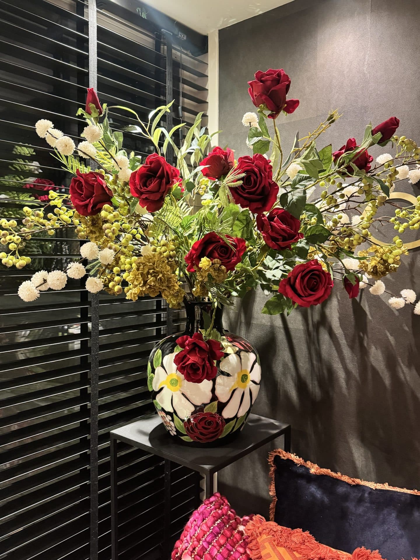 Handgeschilderde vaas met zijdebloemen boeket rode rozen XL