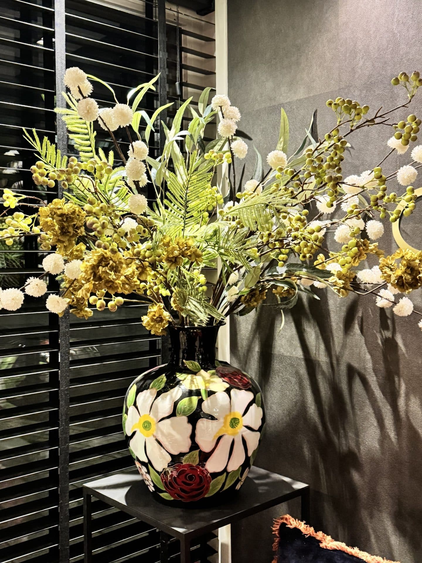 Handgeschilderde vaas met groen zijdebloemen boeket XL (100 cm)