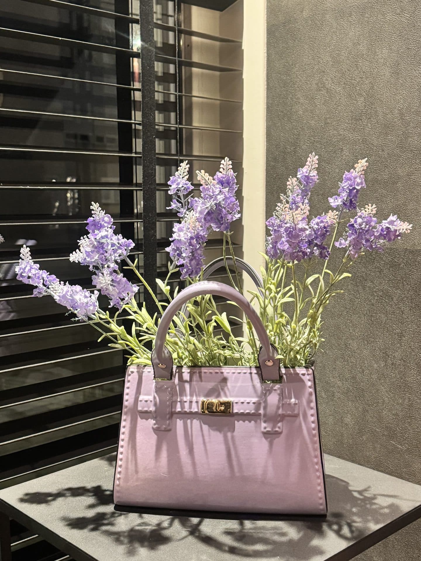 Tasje vaas paars-lila met zijdebloemen lavendel 28 cm