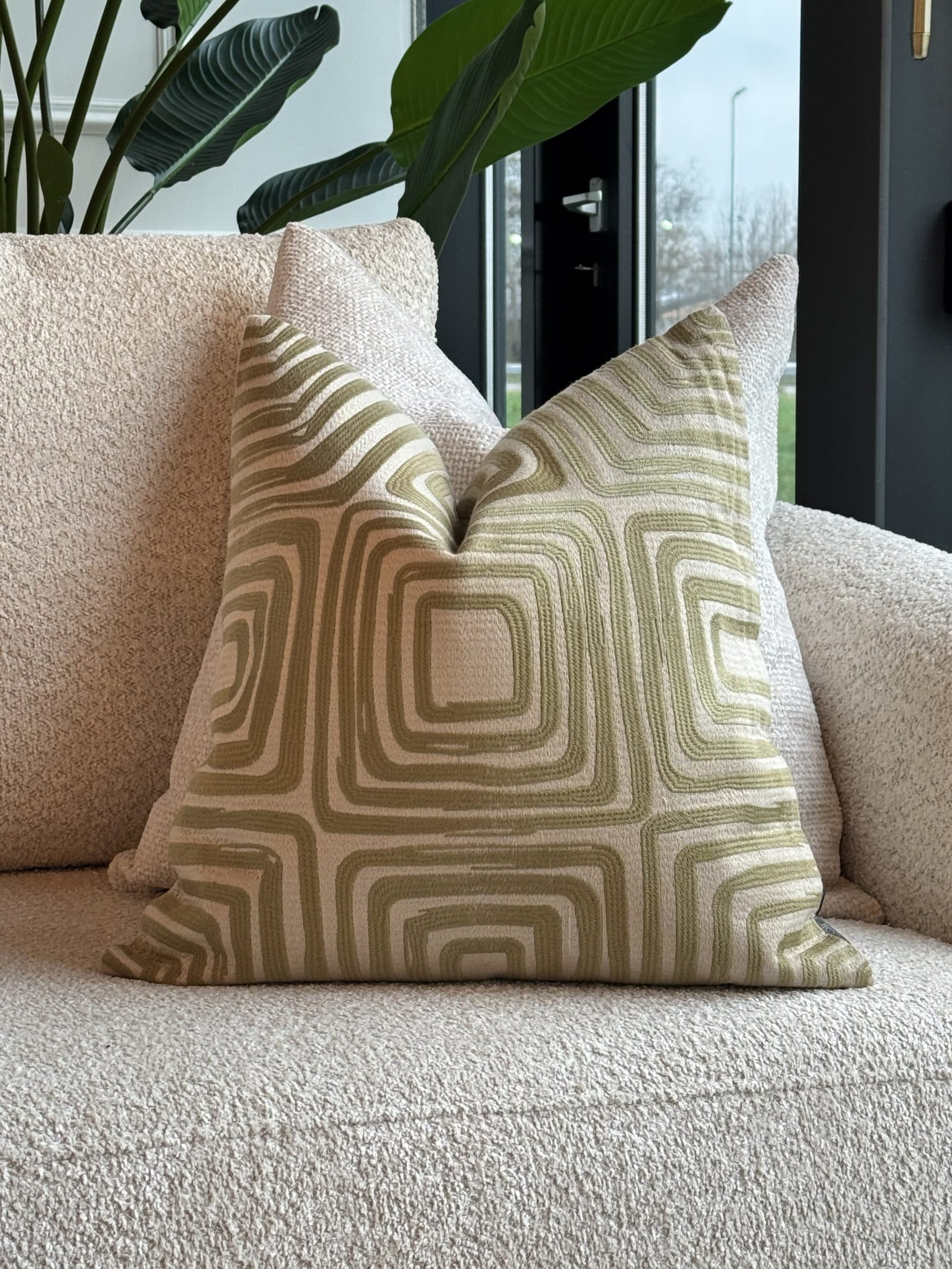 Sierkussen zand groen 50x50 cm met geometrisch patroon