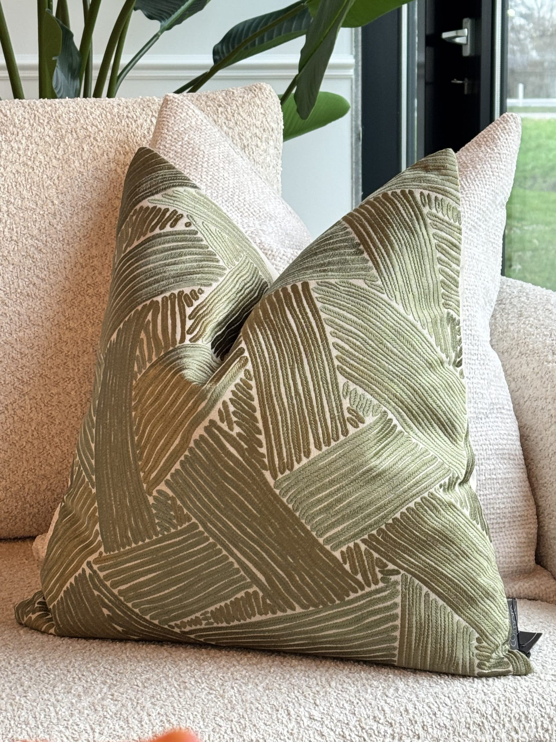 Sierkussen 50x50 cm zand olijfgroen geometrisch patroon