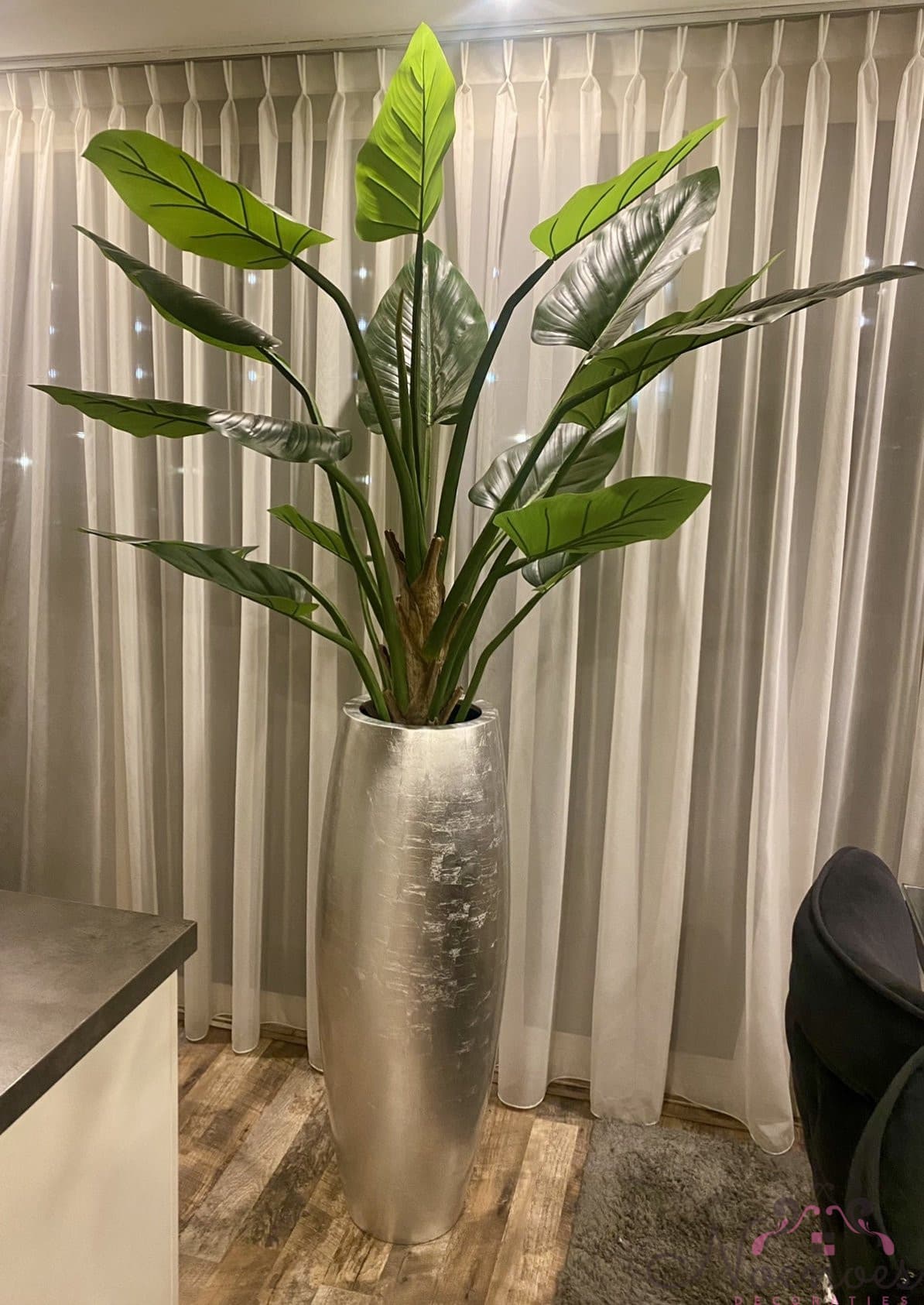 Vaas bladzilver met kunstplant strelitzia 220 cm hoog