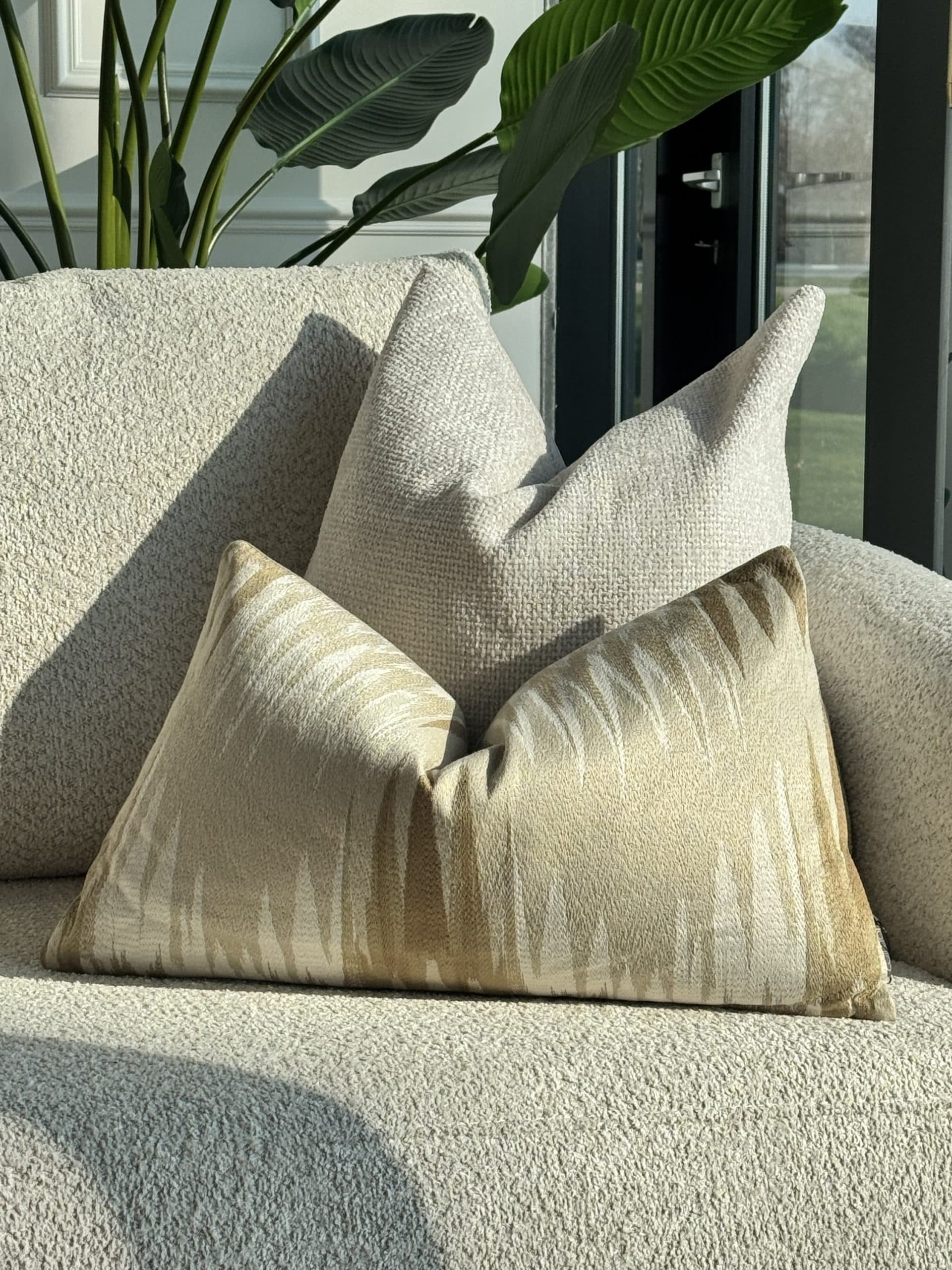 Sierkussen beige-caramel met abstract patroon 60x35 cm