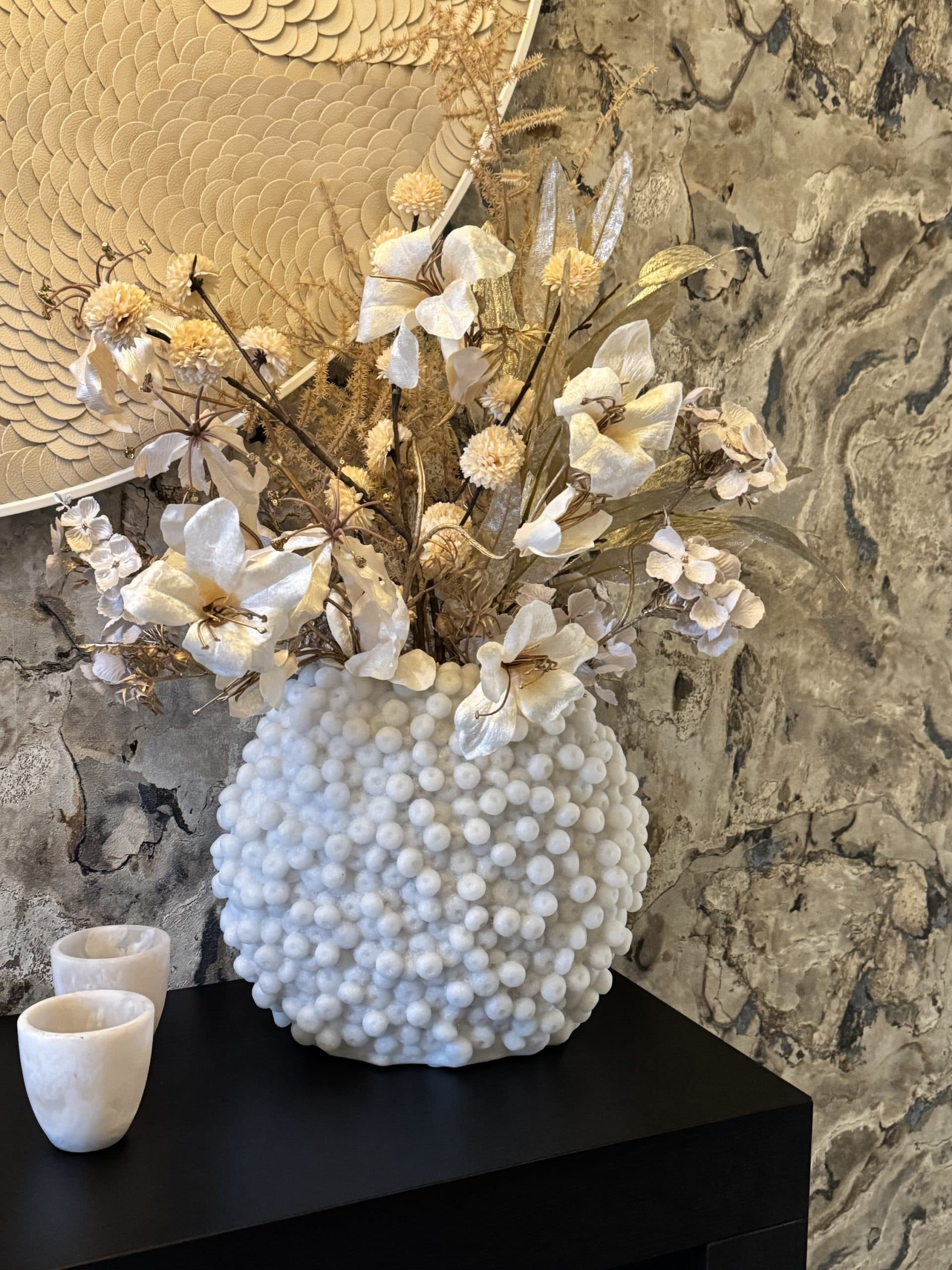 Vaas bubble ivory opgemaakt met zijdebloemen 33x28 cm