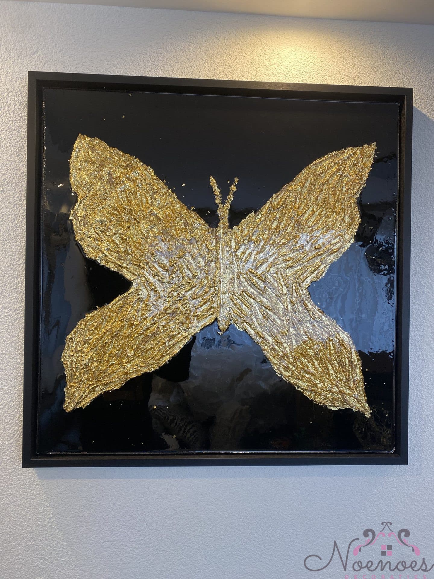 Wanddecoratie vlinder zwart bladgoud epoxy ingelijst 95×95 cm
