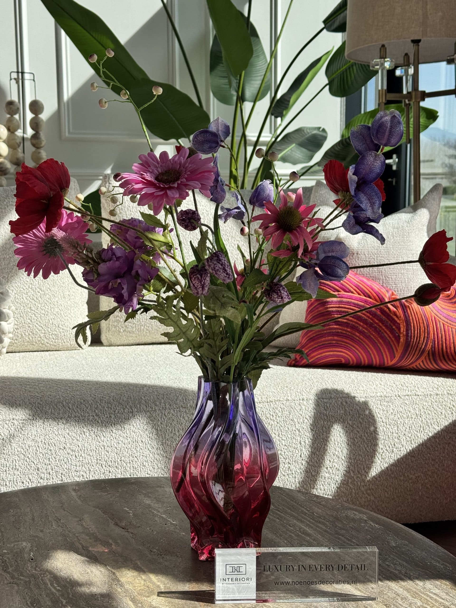 Vaas opgemaakt met zijdebloemen fuchsia paars roze, 71 cm