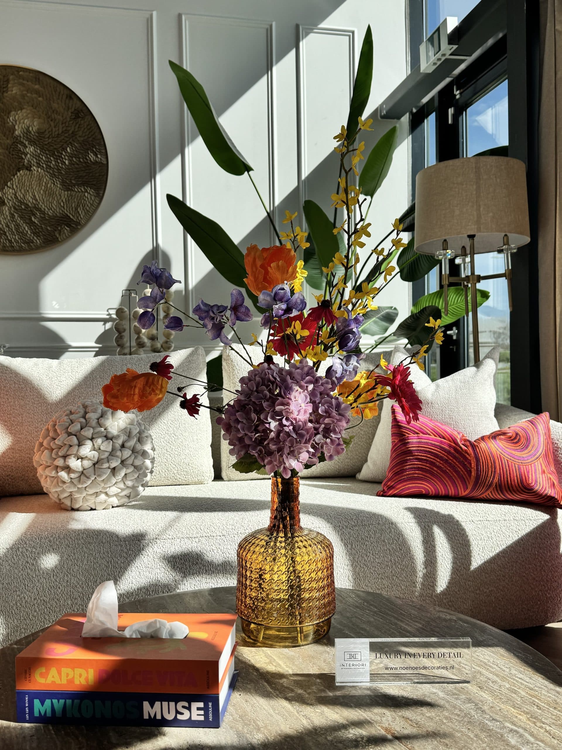 Vaas met zijdebloemen arrangement oranje paars geel (83 cm)