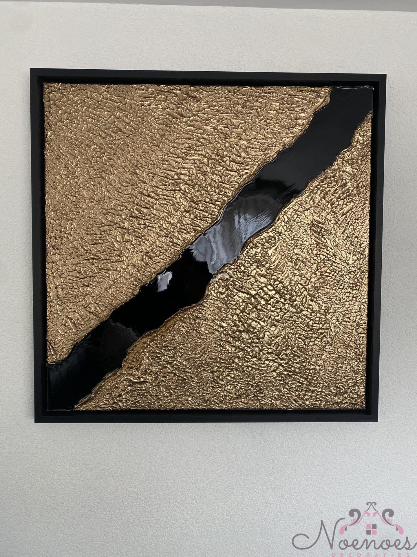 Wanddecoratie epoxy zwart-goud in zwarte 3D baklijst 95×95 cm