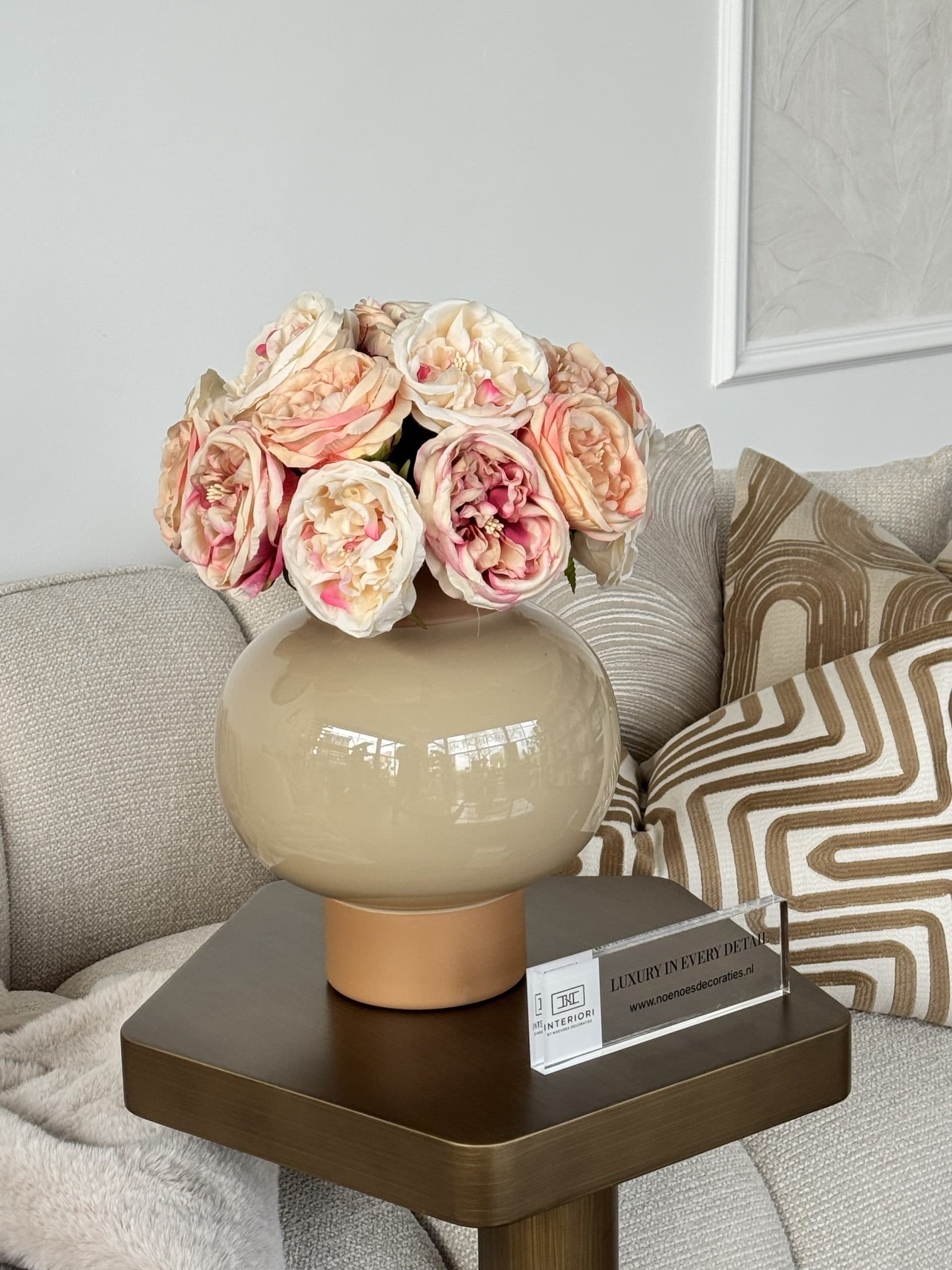 Vaas taupe opgemaakt met pastelkleurige zijden rozen 44,5 cm