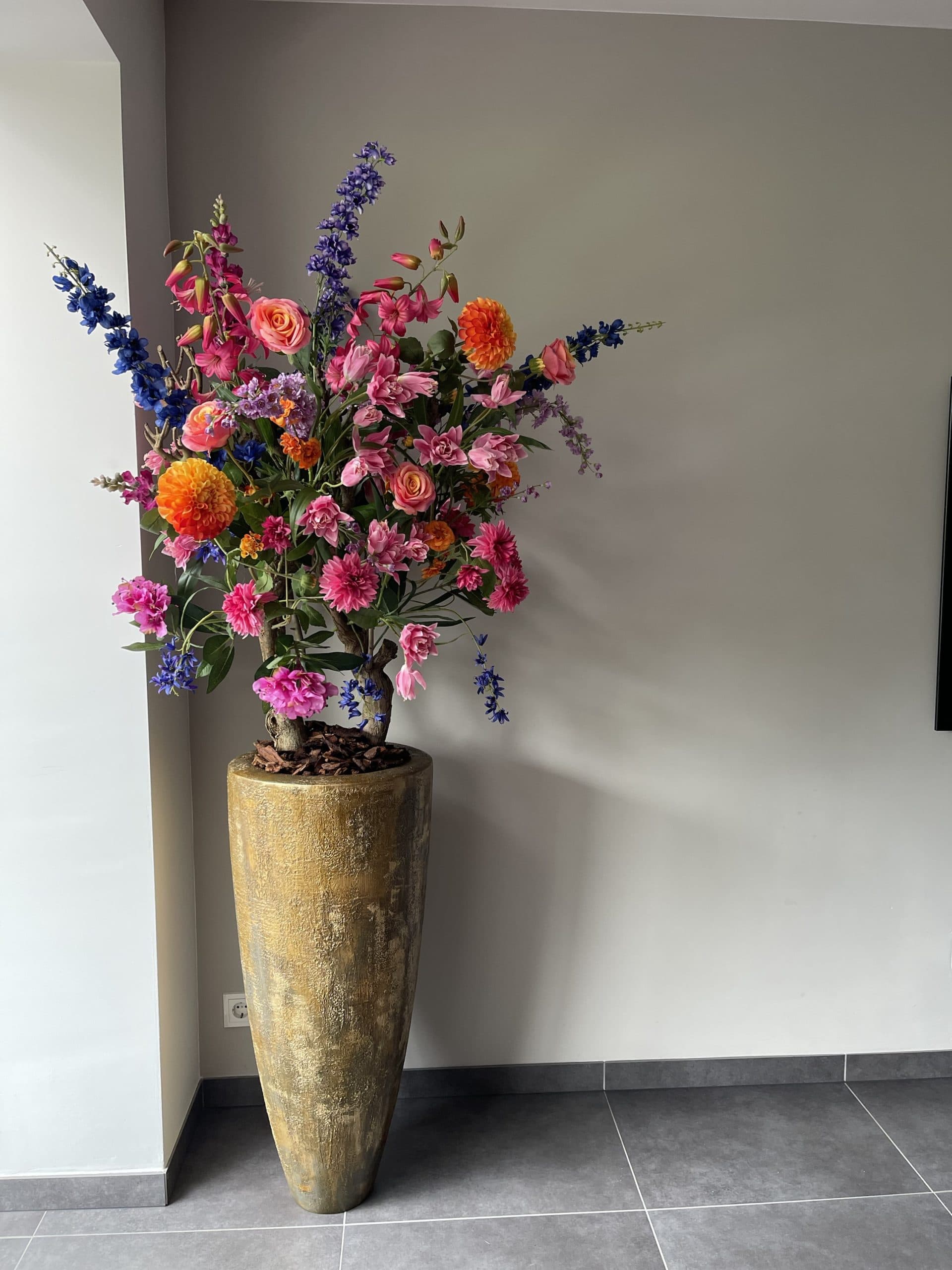 Vaas bruin-goud 90 cm opgemaakt met zijde flowerboom roze-oranje