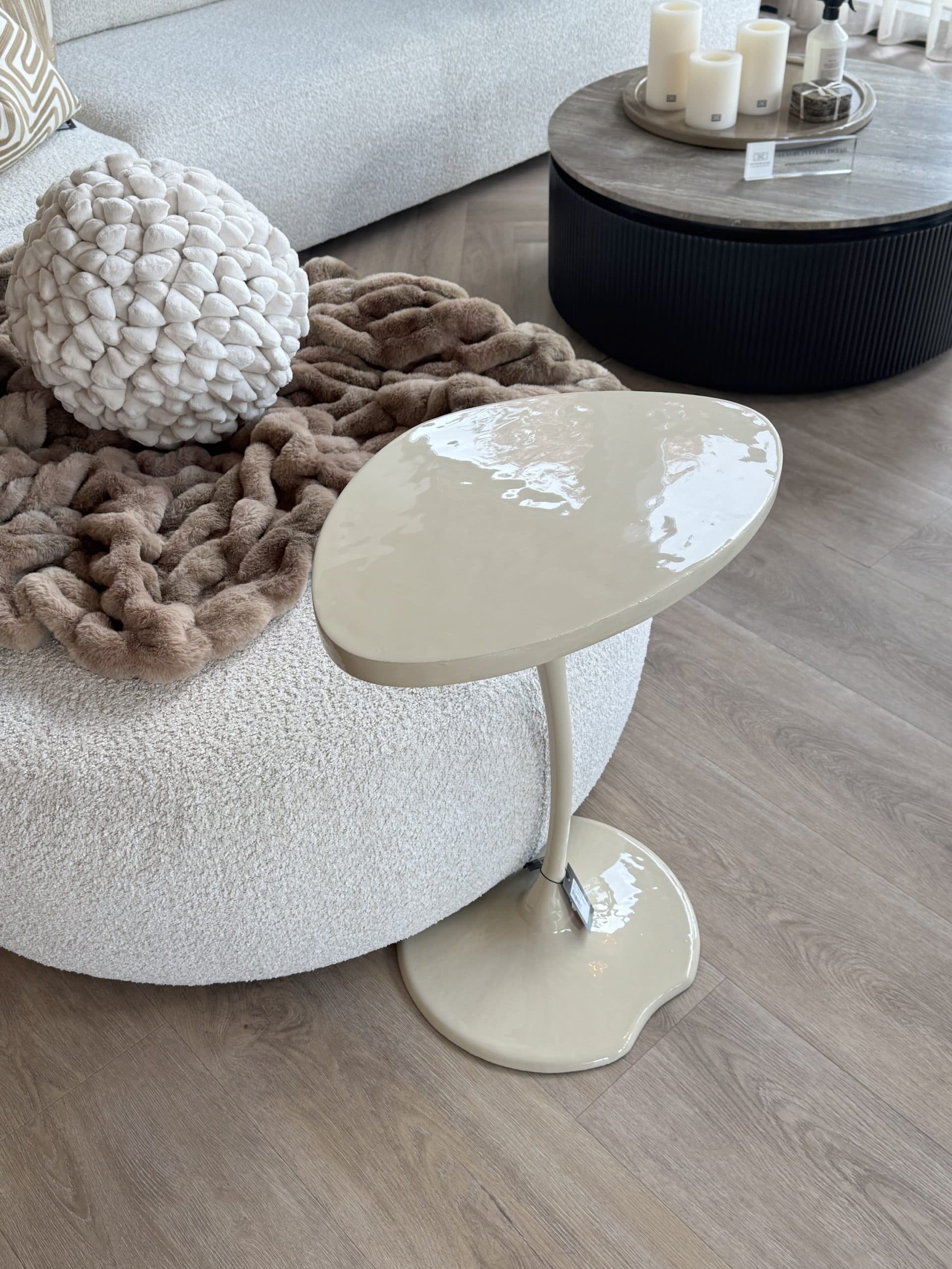 Bijzettafel zand glanzend 50x33x63 cm met organische vorm