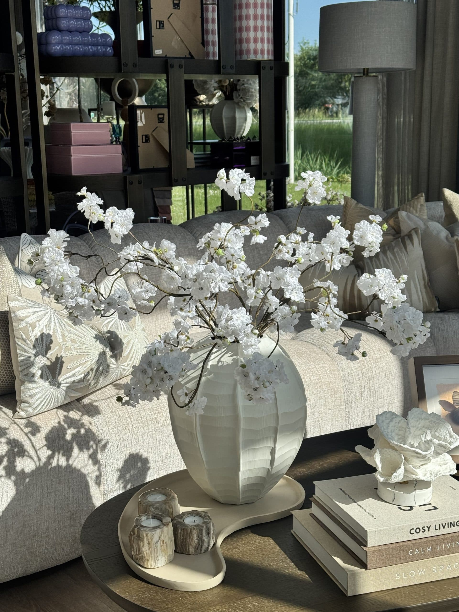 Vaas ivory L opgemaakt met witte Japanse sakura bloesems 70 cm