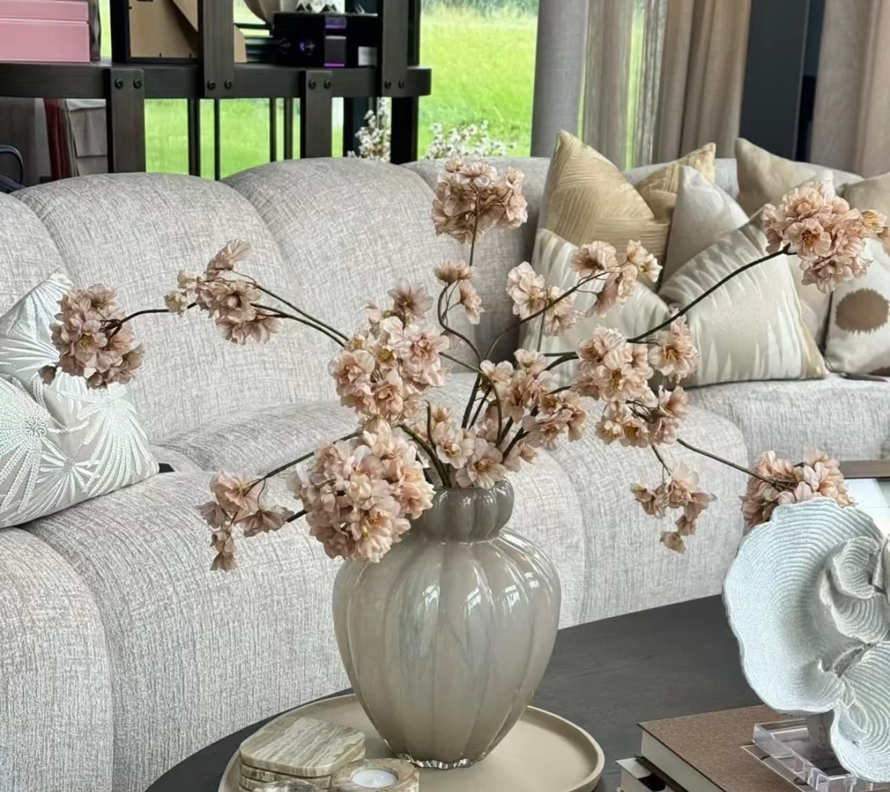 Luxe vaas taupe met perzikroze bloesemtakken