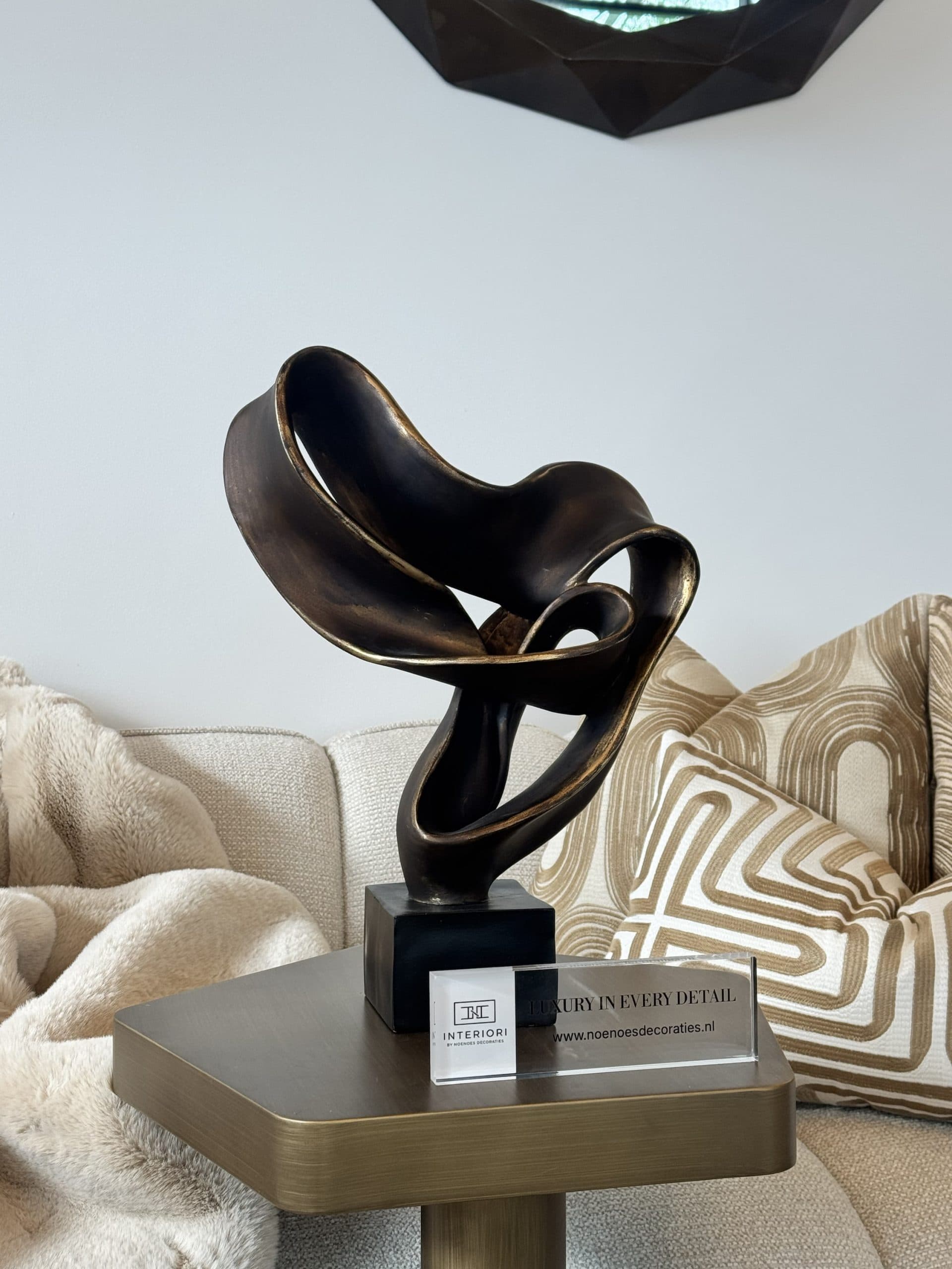 Luxe ornament brons bruin op zwarte voet