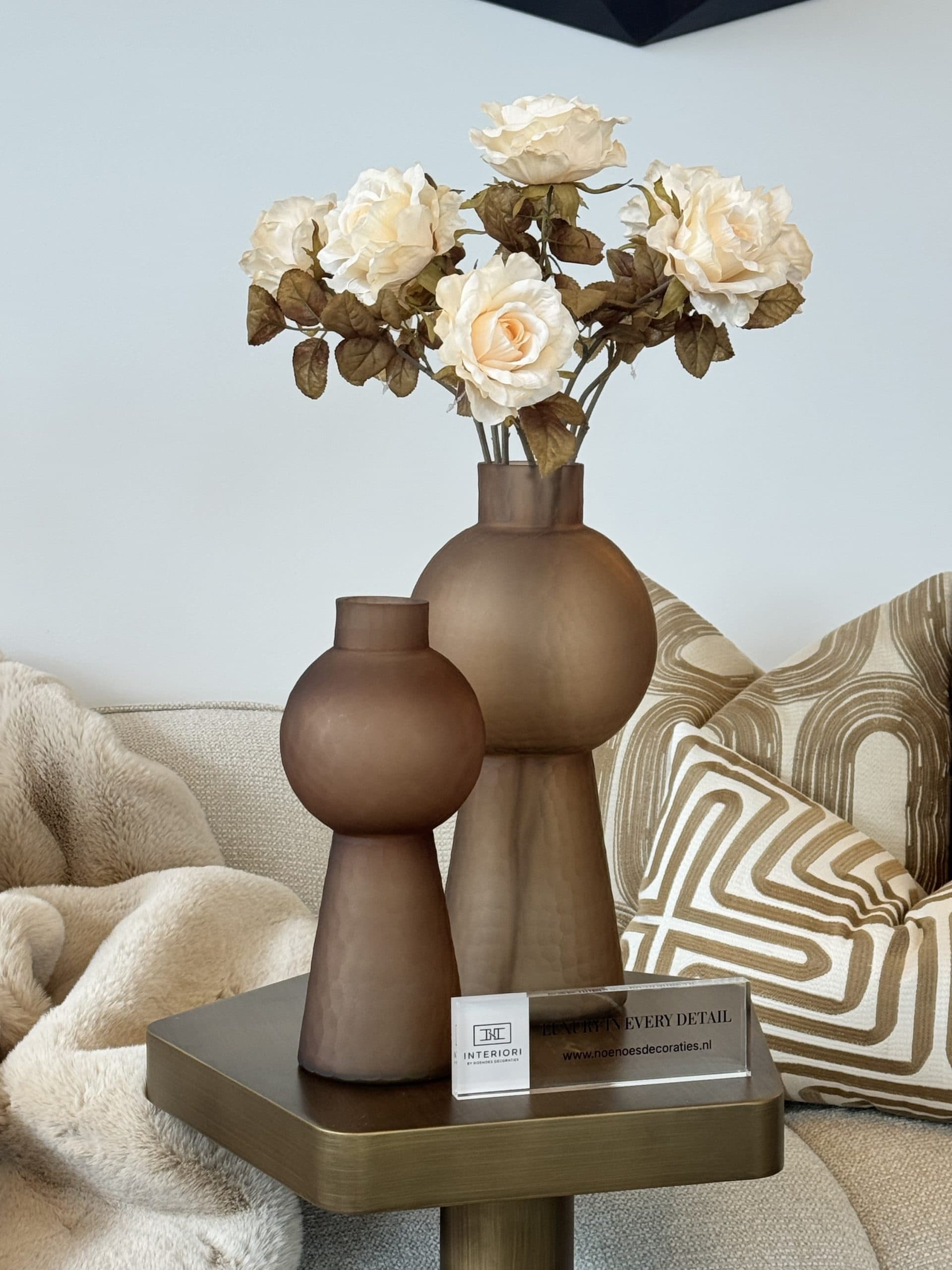 Luxe set van 2 Richmond Ora vazen bruin, opgemaakt met beige rozen