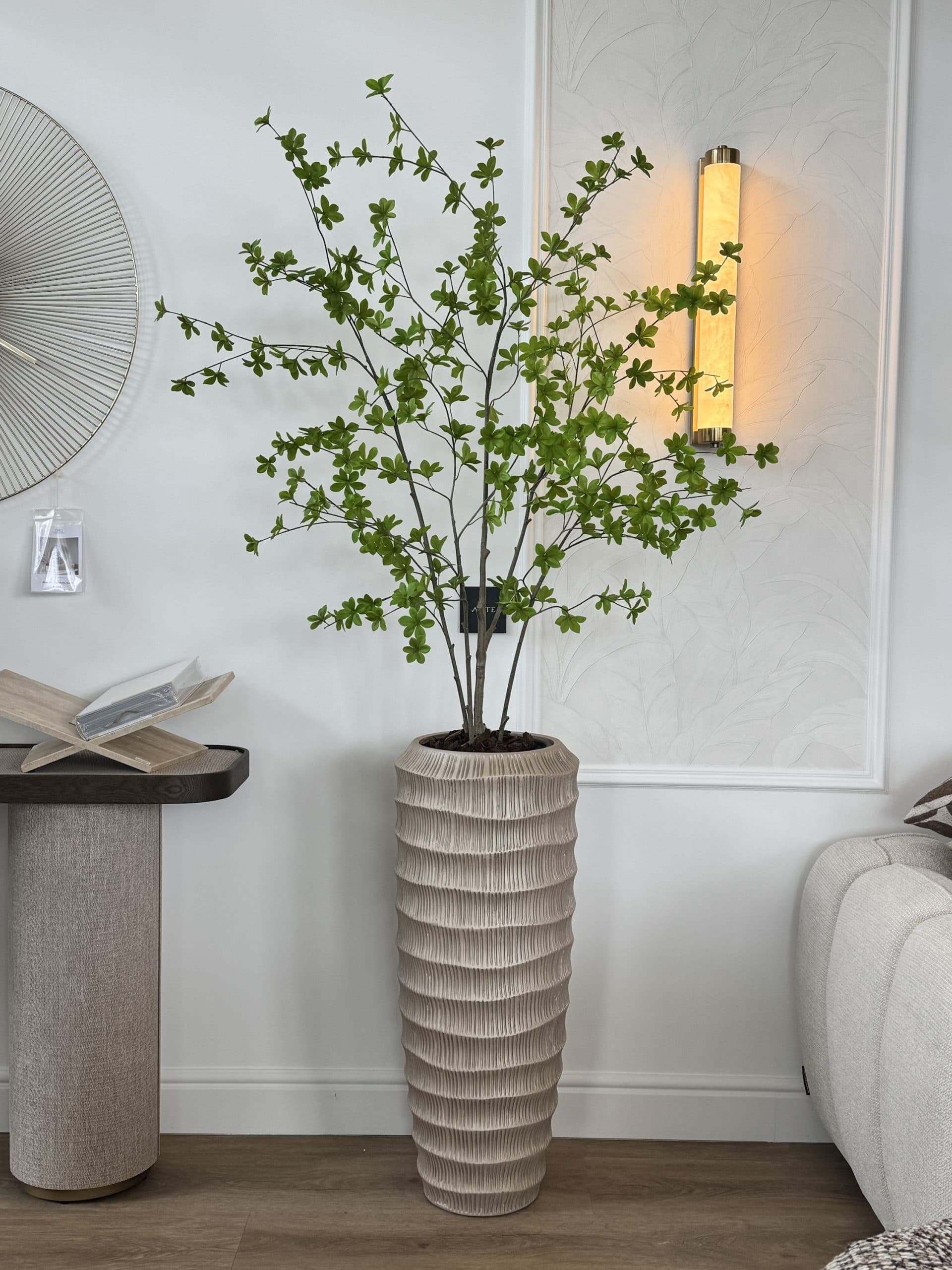 Luxe vaas taupe ribbel opgemaakt met Enkianthus kunstplant