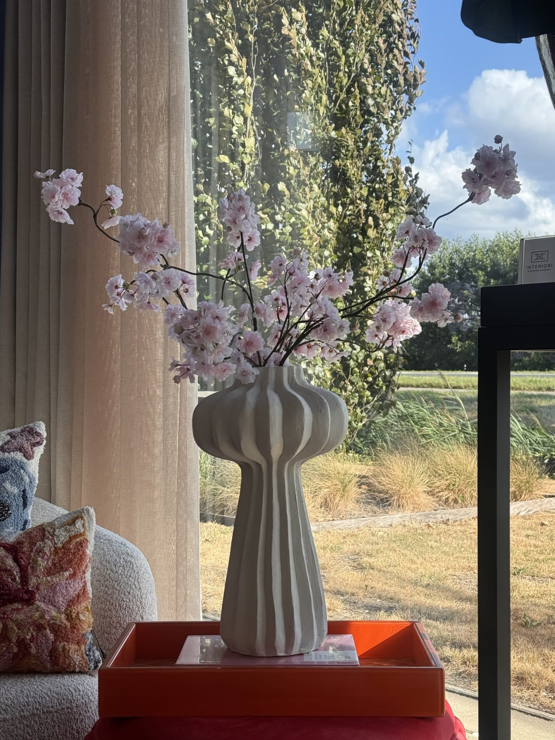 Luxe vaas off white met Japanse sakura bloesems, large