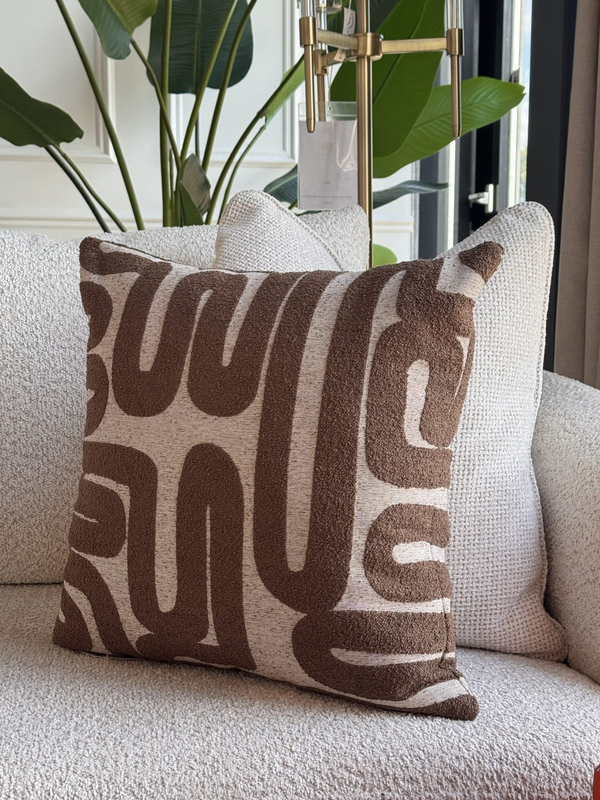 Luxe sierkussen figuren bruin taupe 50x50