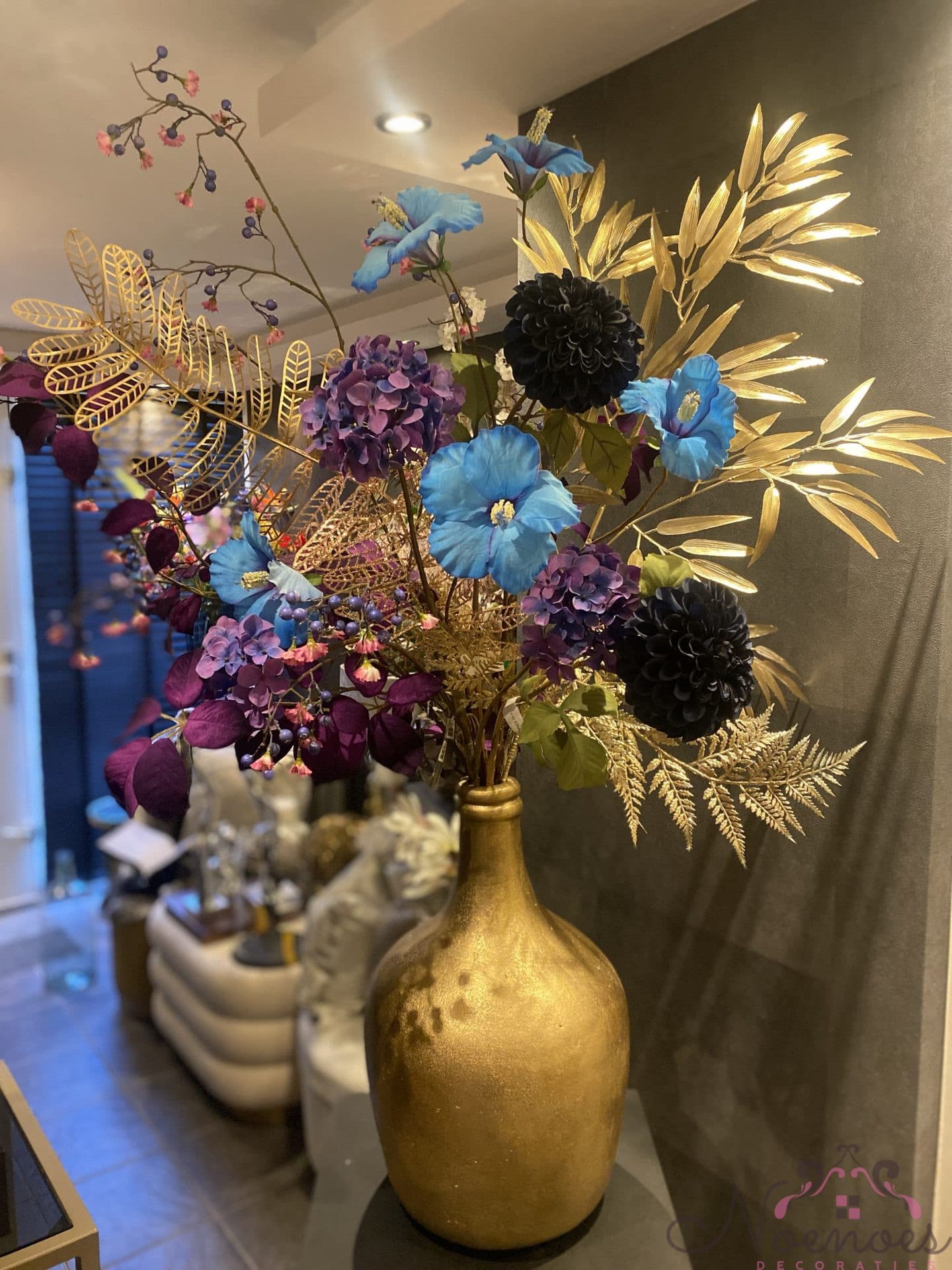Opgemaakte pot goud met zijdebloemen blauw-paars 120 cm