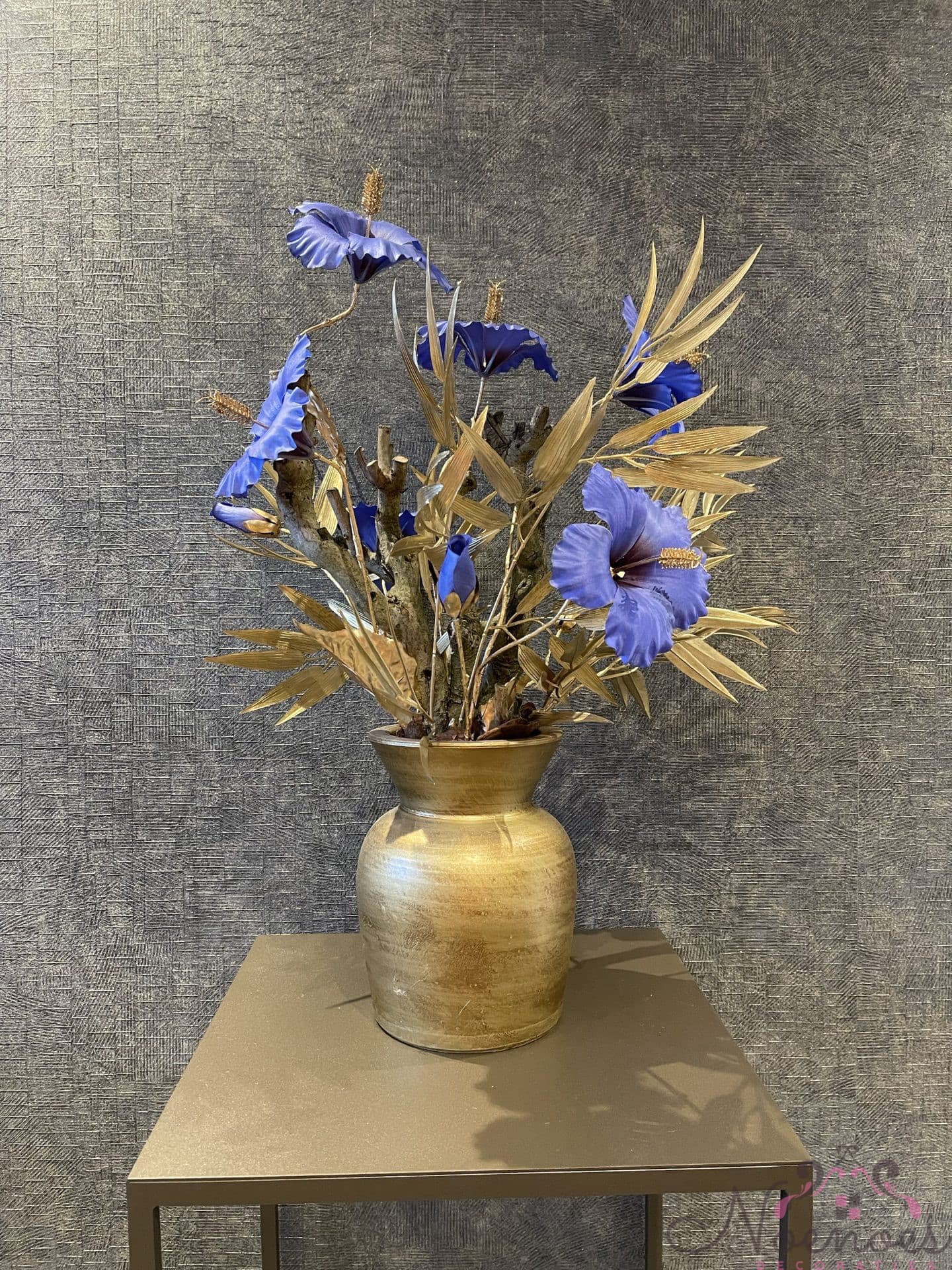 Vaas goud opgemaakt met blauwe zijdebloemen, 55 cm hoog