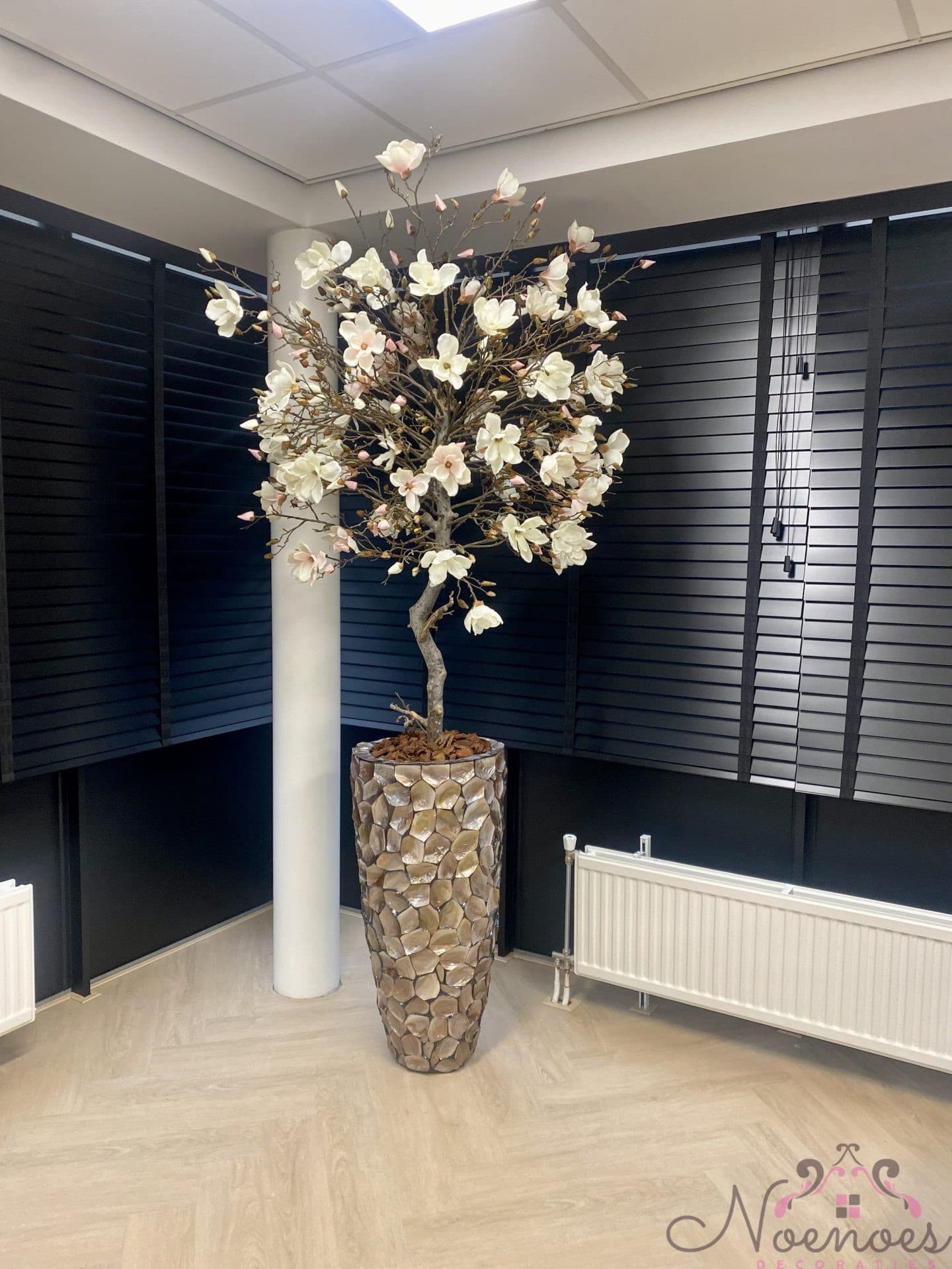 Schelpenvaas met magnolia boom oud roze/crème, 220 cm hoog