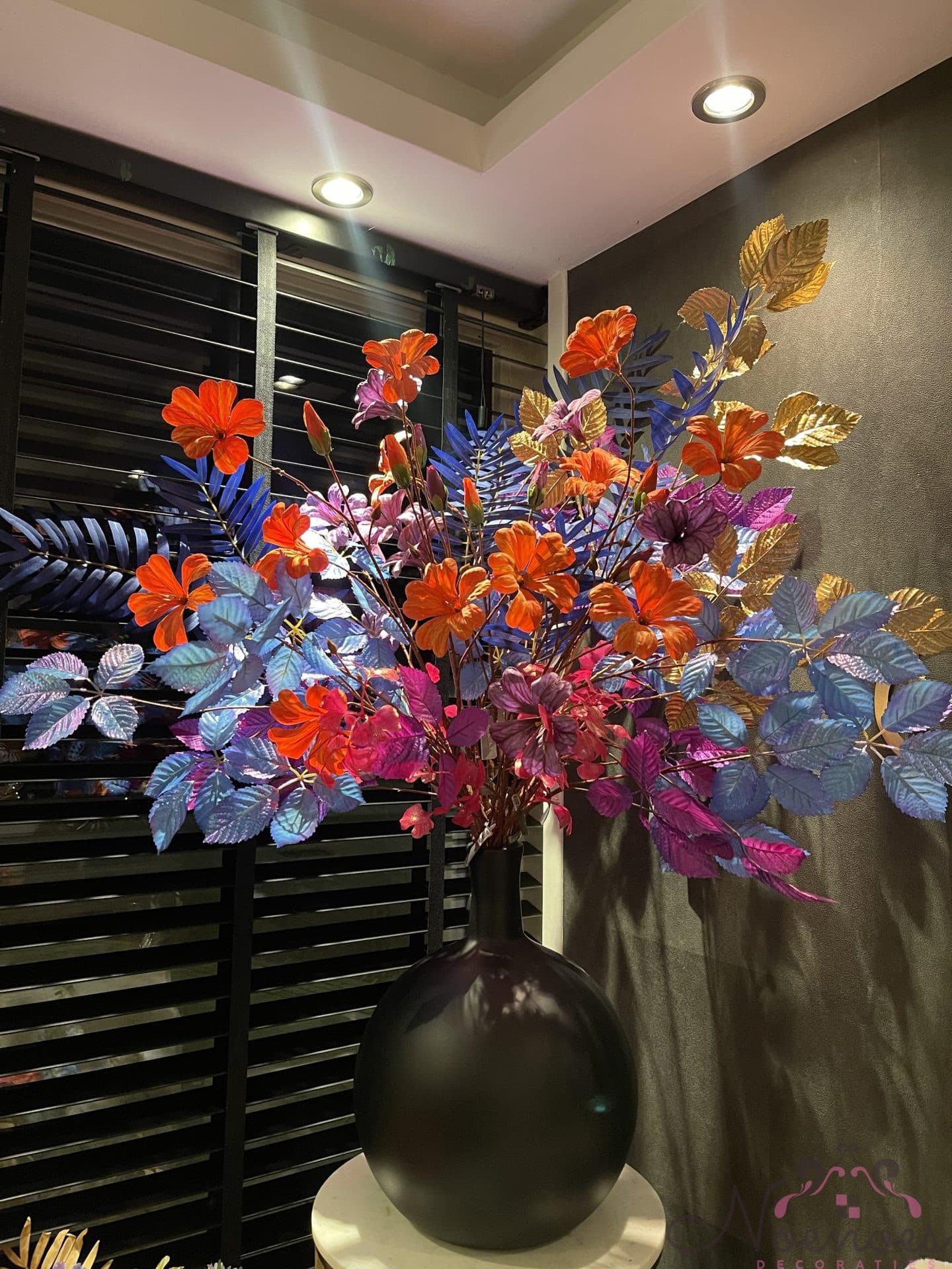 Vaas opgemaakt met zijden bloemenboeket oranje-paars