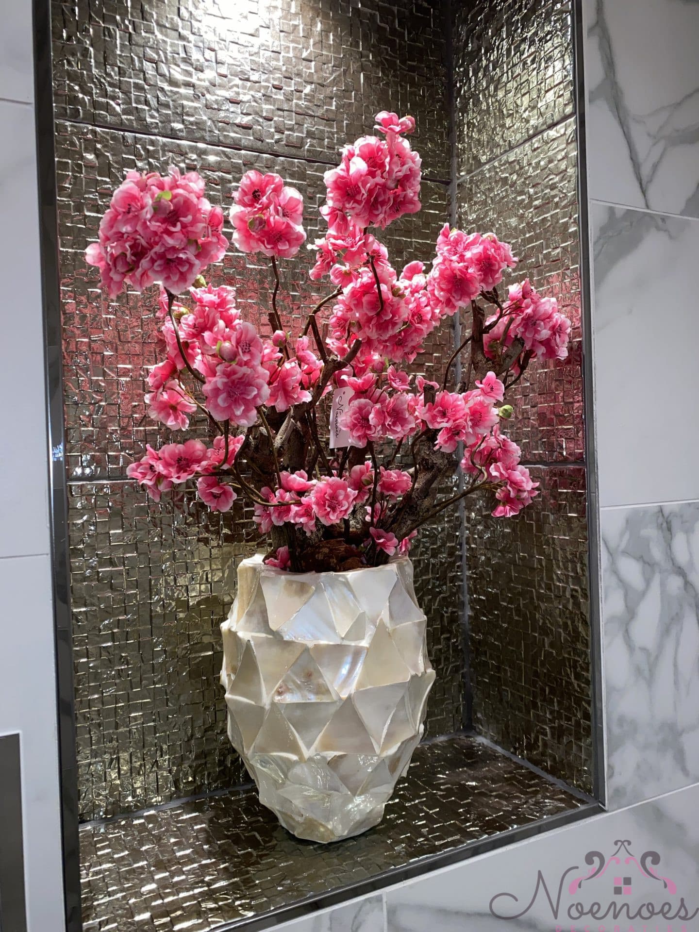 Schelpenvaas met roze bloesems 17x24 cm opgemaakt 60-65 cm