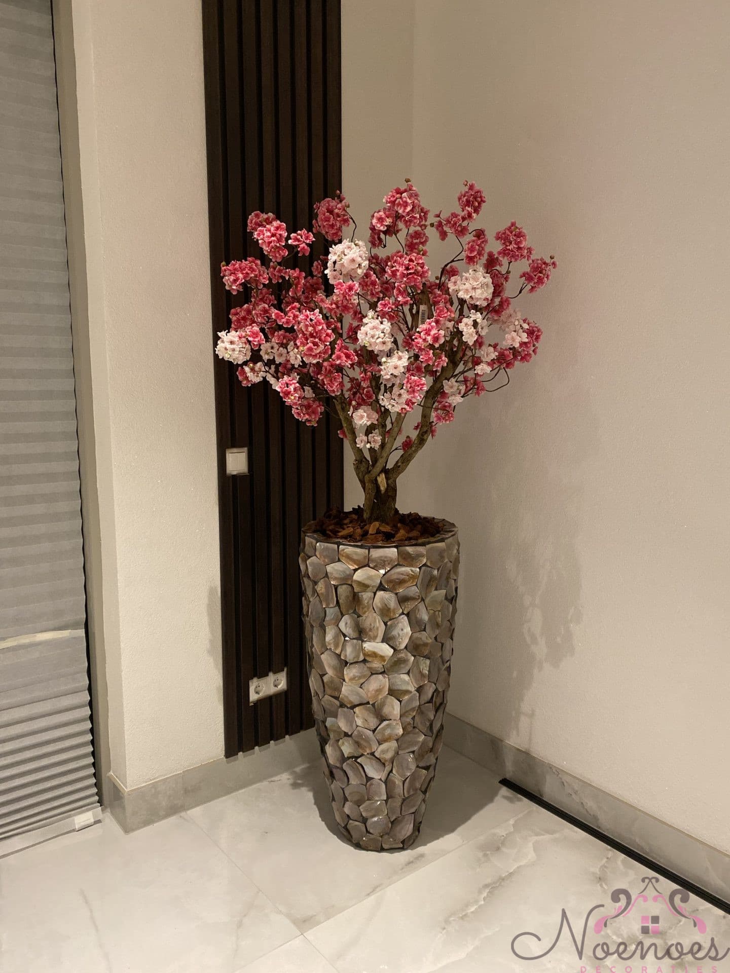 Schelpenvaas D43 H90 cm opgemaakt met roze Sakura bloesems