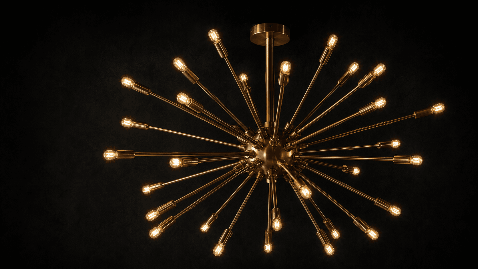 Gouden sputnik-hanglamp met warme lichtpunten tegen een donkere wand