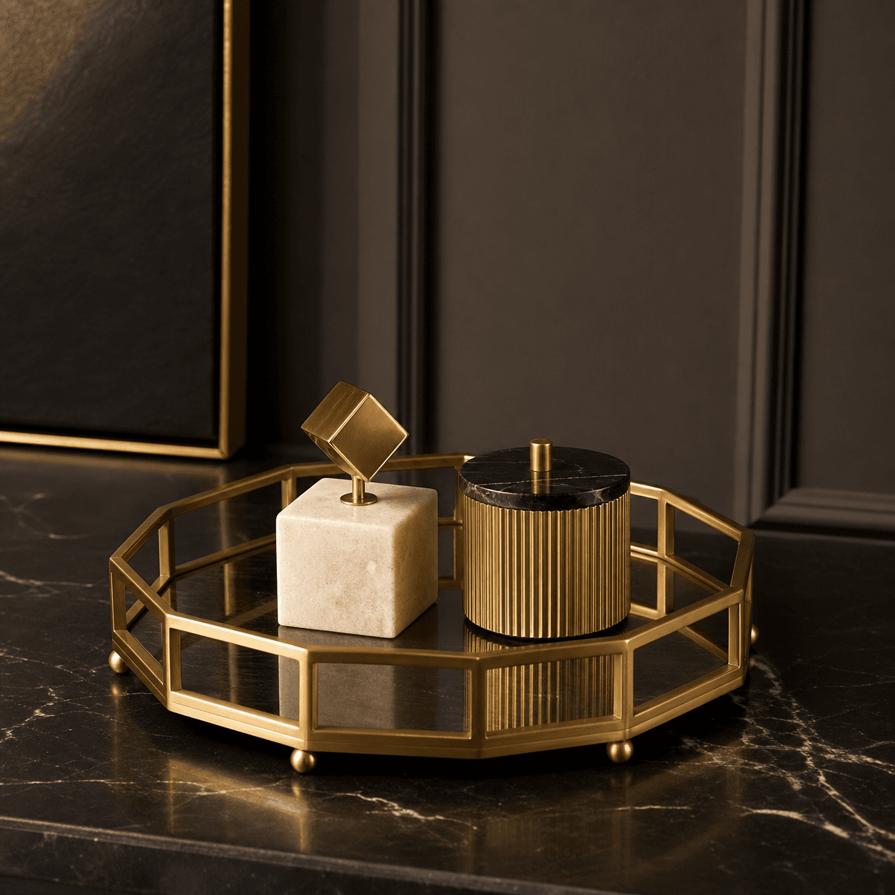 Gouden dienblad met marmeren accessoires op een donker marmeren blad