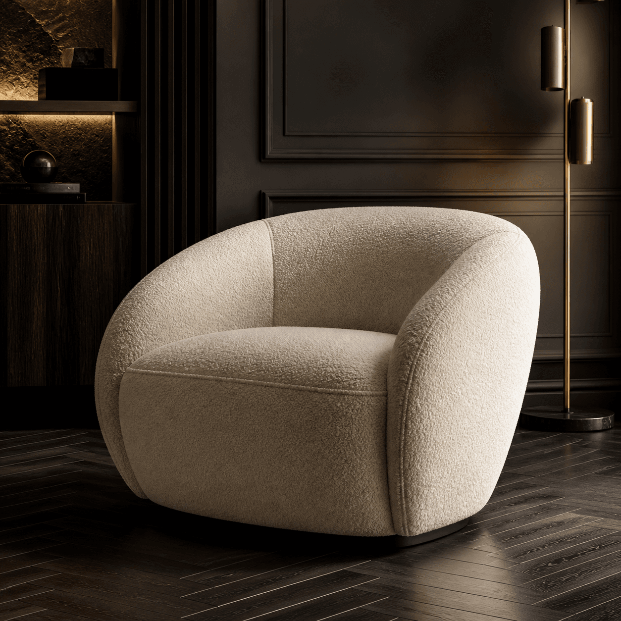 Zachte bouclé fauteuil in een warm verlichte lounge