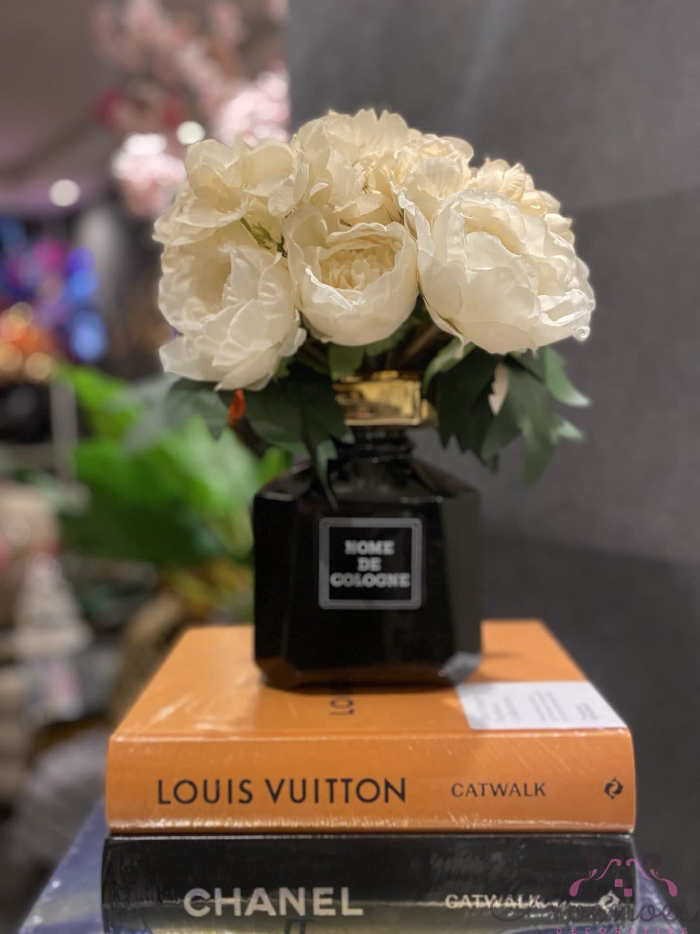 Parfum fles vaas zwart-goud met crème pioenrozen boeket