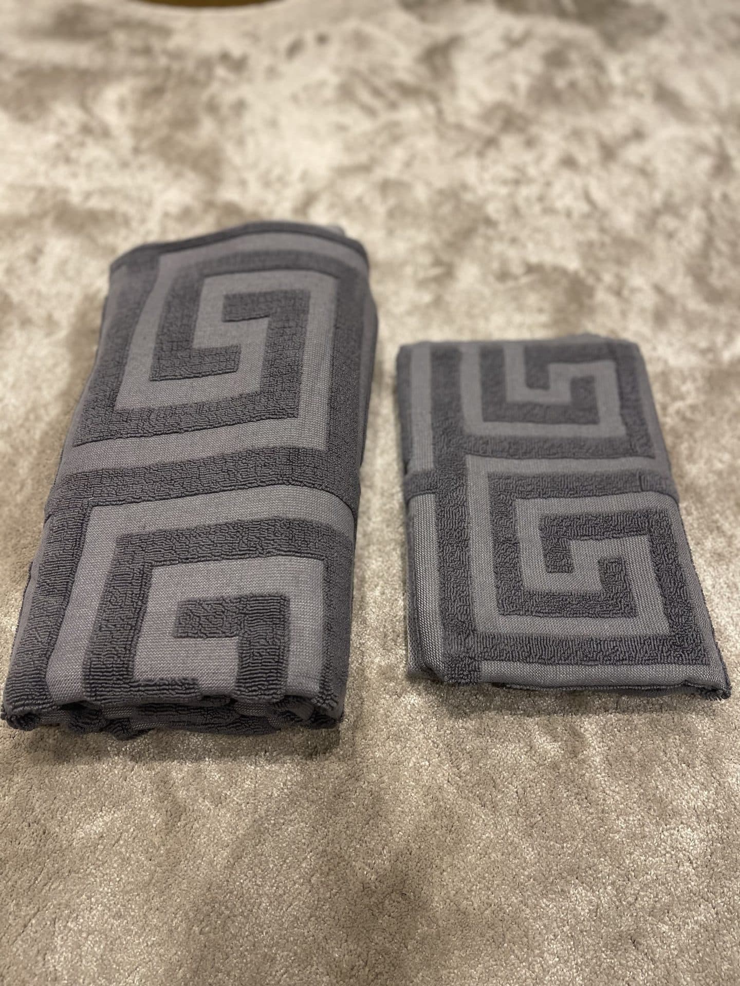 Handdoek Santorini antraciet 50x70 cm - 100% katoen met Grieks patroon